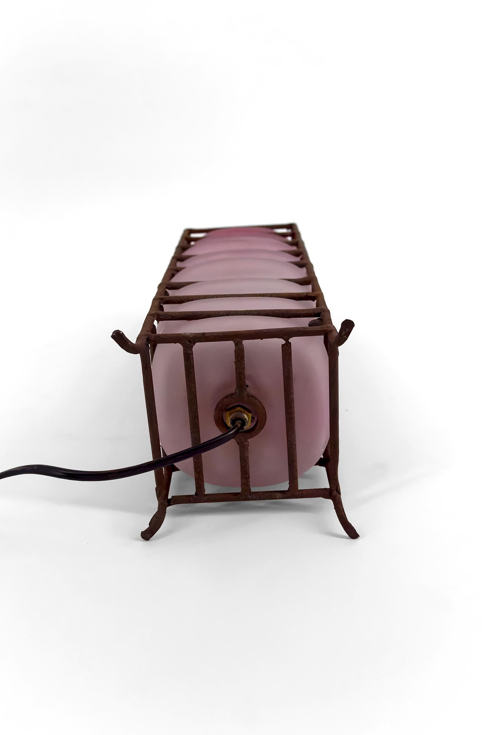 20ième siècle Lampe de table moderniste en pâte de verre et fer forgé, vers 1950-1960 en vente