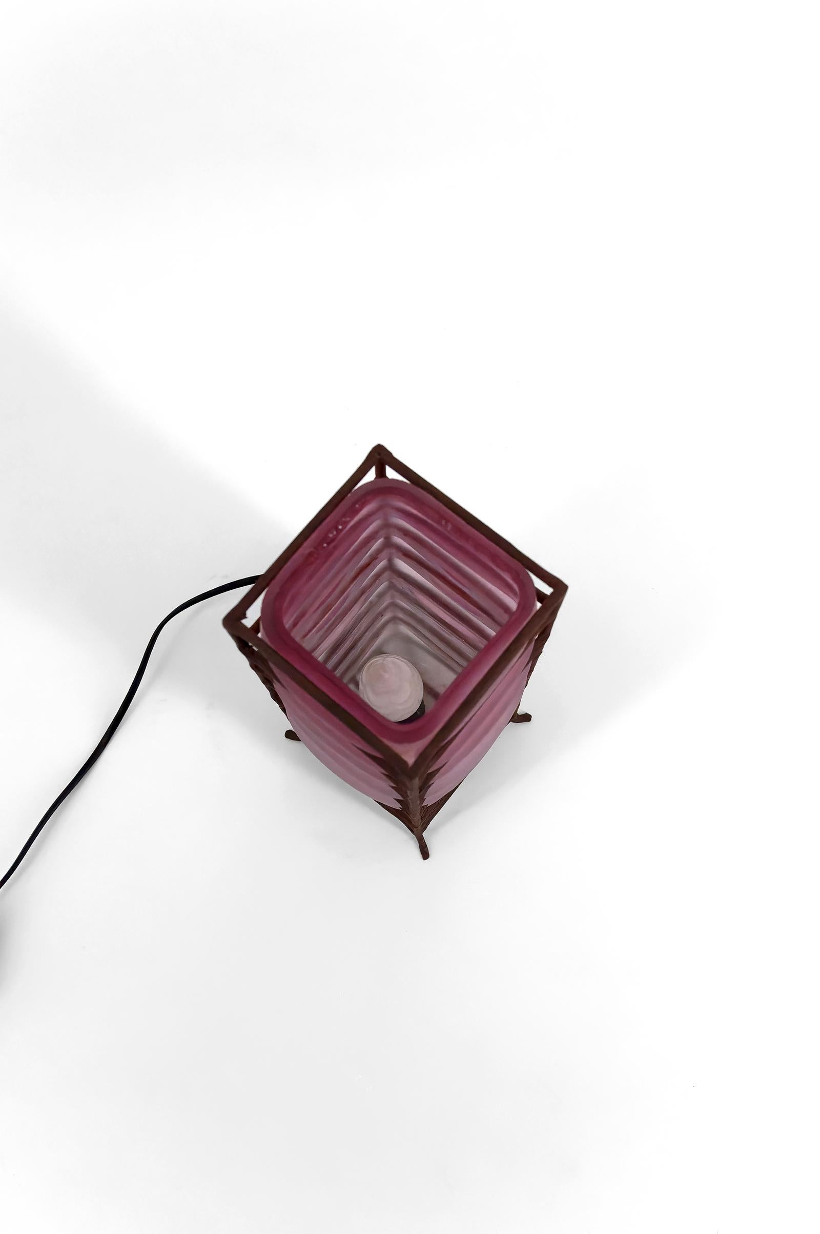 Verre Lampe de table moderniste en pâte de verre et fer forgé, vers 1950-1960 en vente