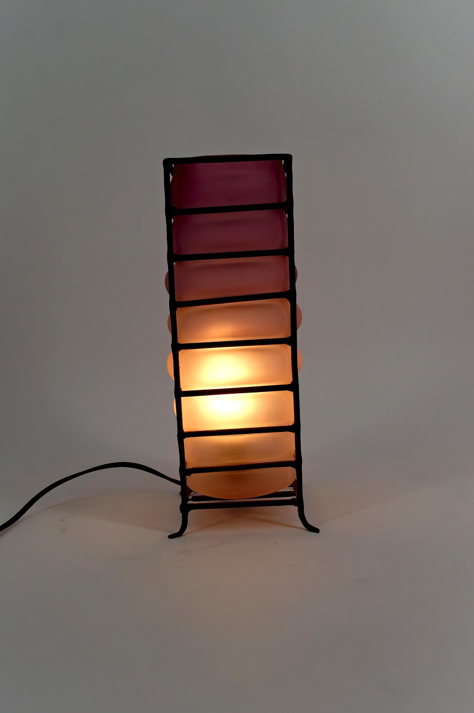 Lampe de table moderniste en pâte de verre et fer forgé, vers 1950-1960 en vente 1