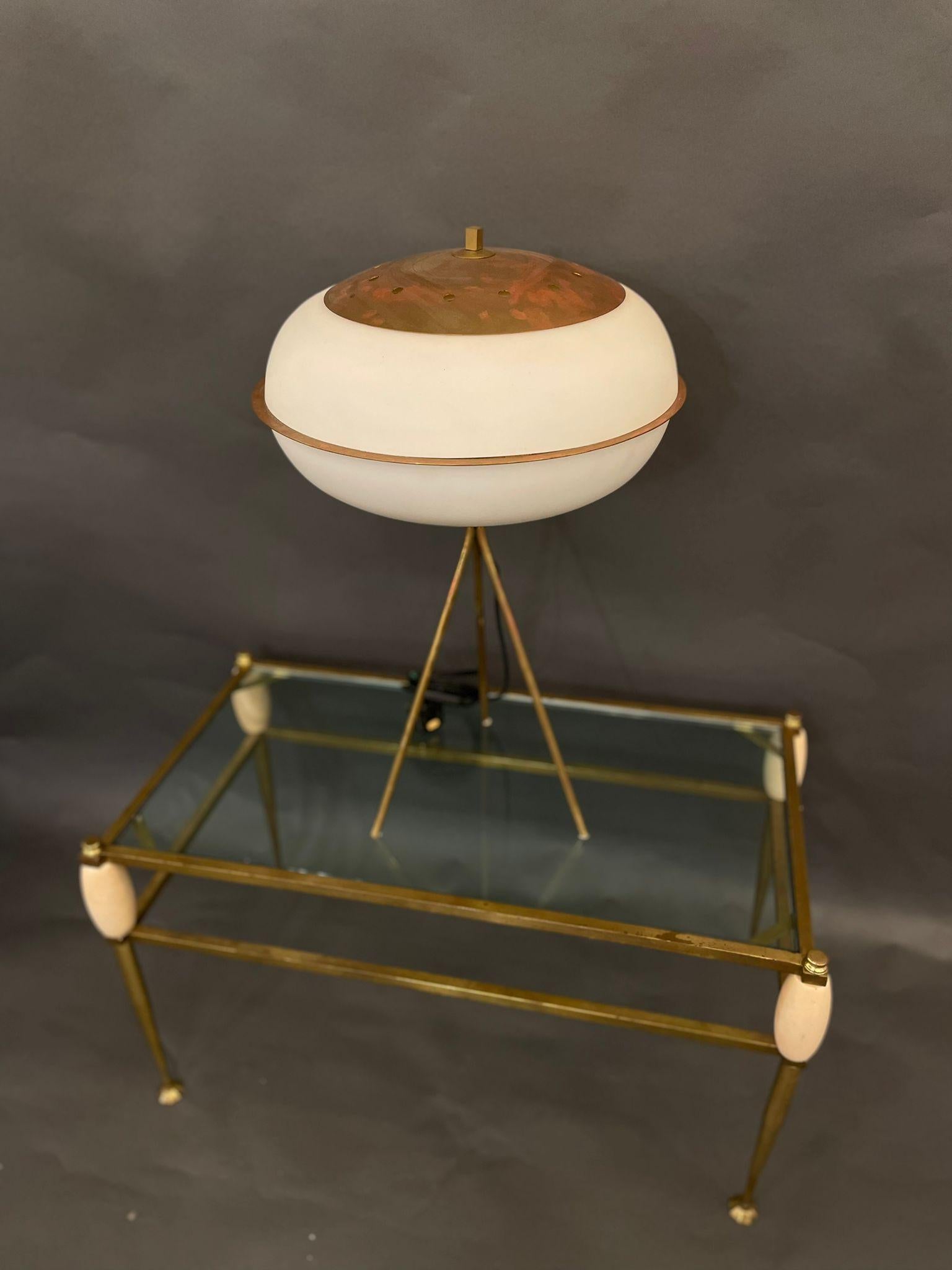 Une lampe de table italienne moderniste avec un abat-jour blanc givré et des pieds en laiton, vers les années 1970.