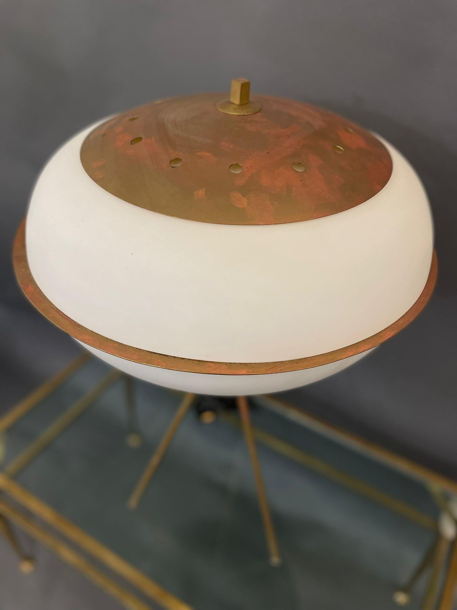 Tischlampe im modernistischen Stil mit weißem Glasschirm (Moderne der Mitte des Jahrhunderts) im Angebot