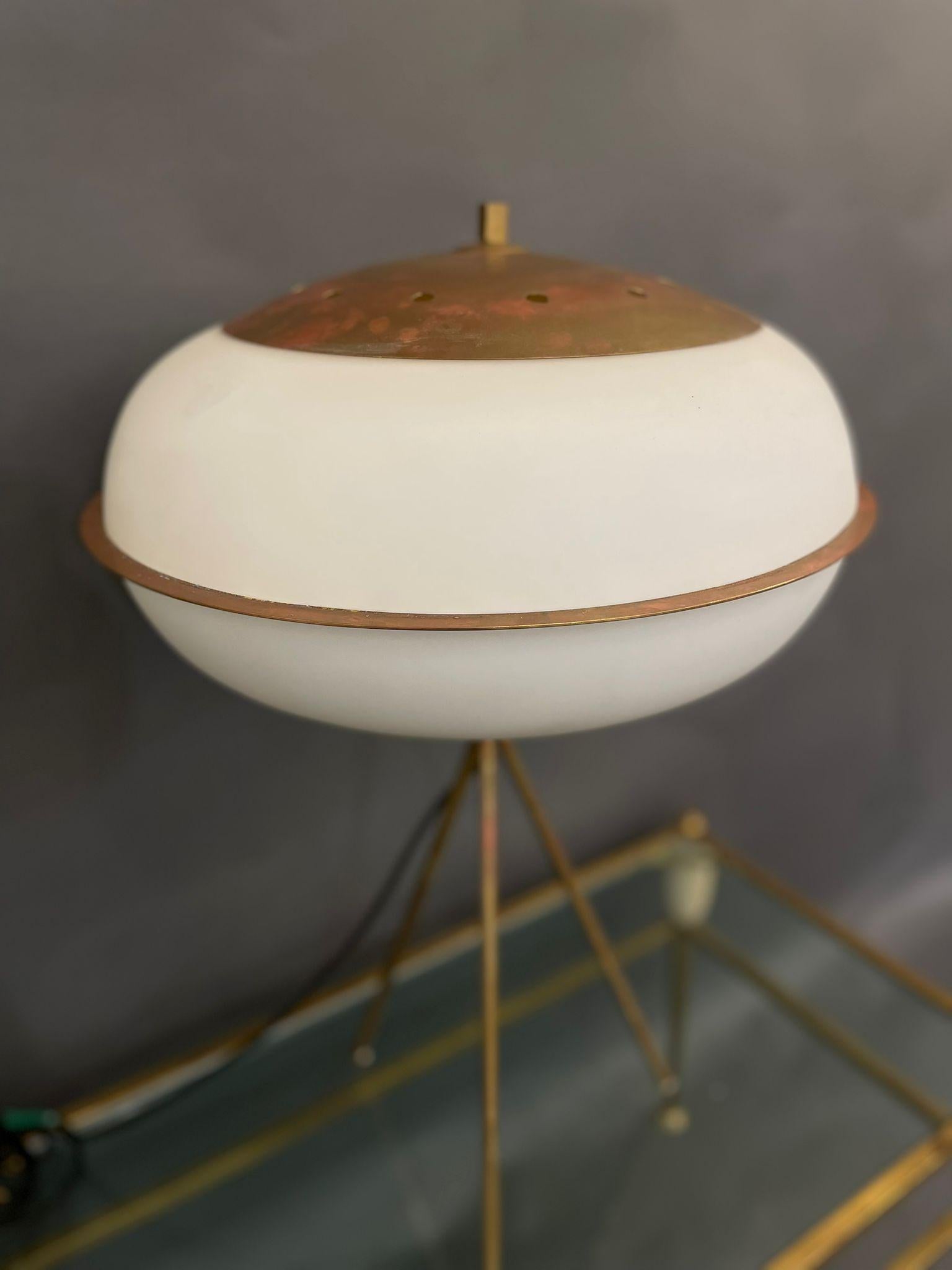 Fin du 20e siècle Lampe de bureau moderniste avec abat-jour en verre blanc en vente