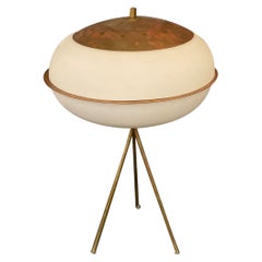Lampada da tavolo modernista con paralume in vetro bianco