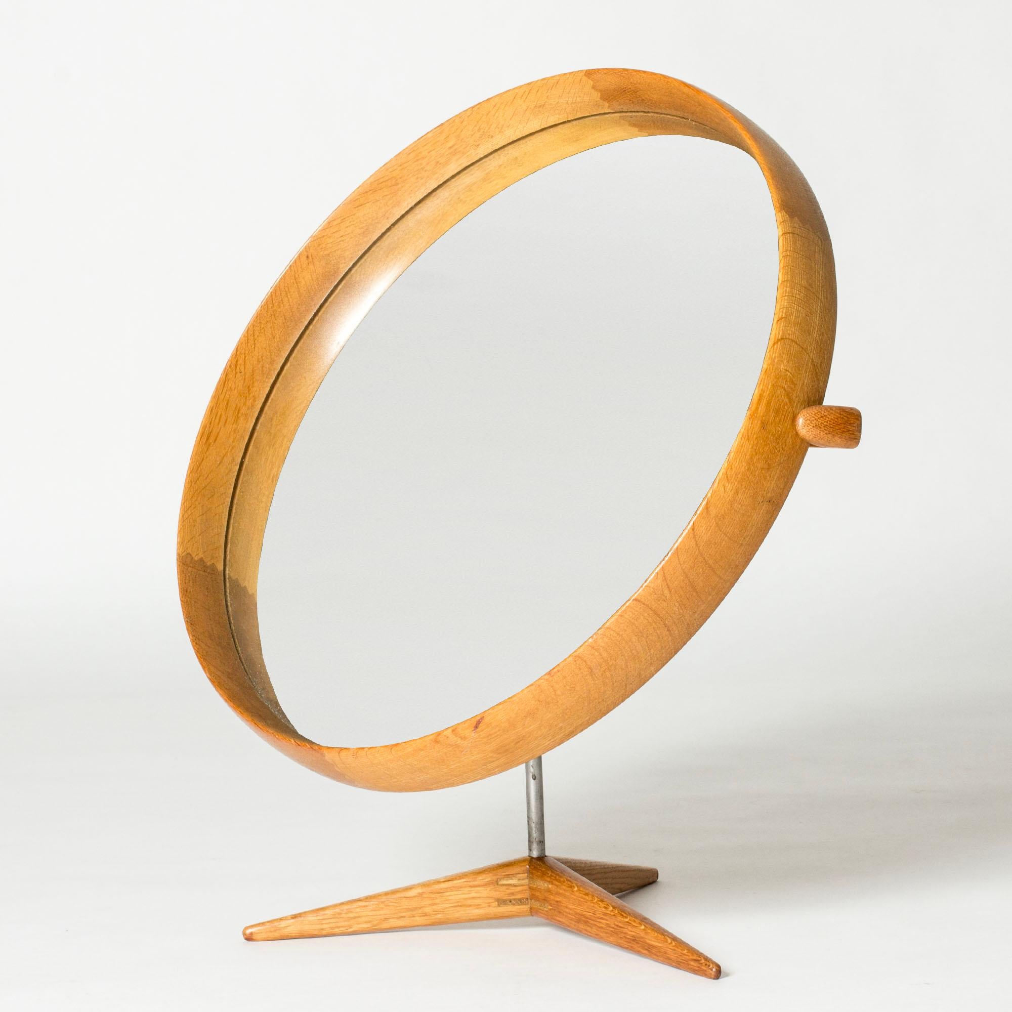 Miroir de table cool de Uno & Östen Kristiansson, composé d'un cadre en chêne lisse et élégamment assemblé et d'une base en trépied.