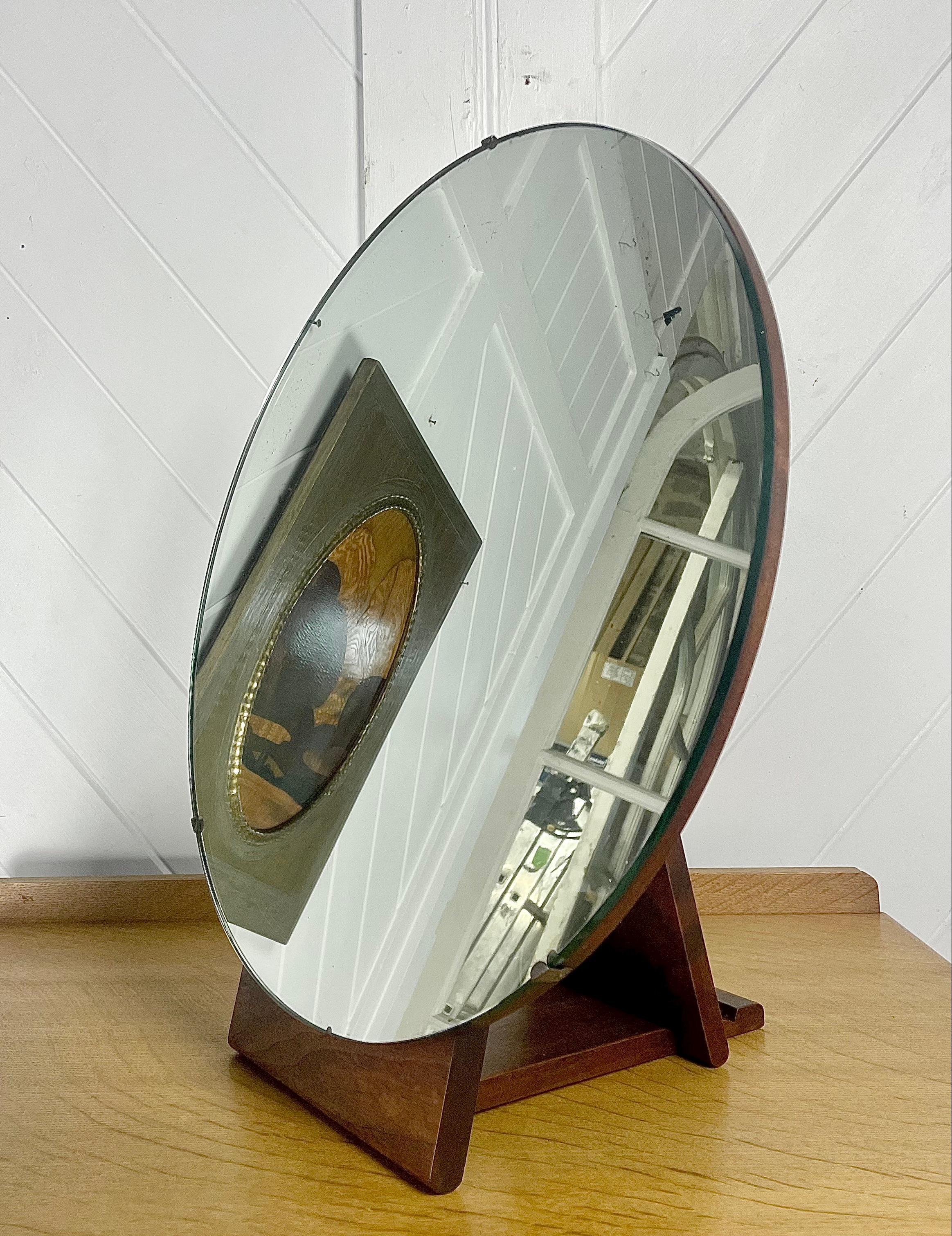 Elegante specchio da tavolo regolabile in noce e vetro.
Disegnato da Dick Russell per Gordon Russell
Circa 1930

Richard (Dick) Russell, fratello minore di Gordon, lavorò a stretto contatto con la designer modernista Marian Pepler, sua moglie;