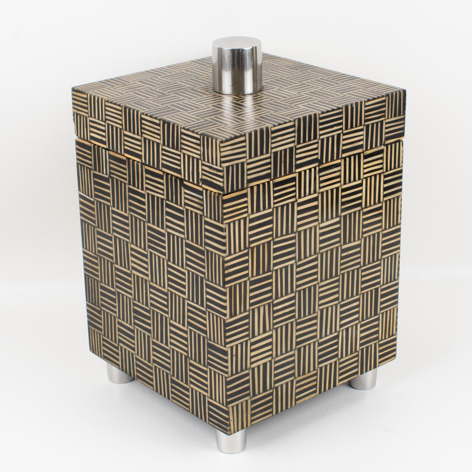 Diese bemerkenswerte modernistische Deko-Box stammt aus den 1970er Jahren. Mit seiner hohen Struktur zieht er die Aufmerksamkeit aller auf sich. Die Kiste hat eine quadratische Form und ist innen aus massivem Tropenholz gefertigt. Das Besondere an