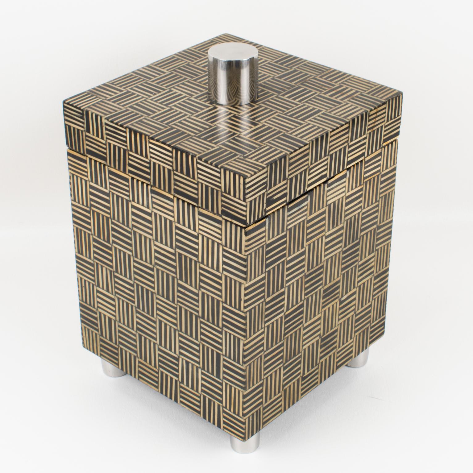 Américain Boîte haute moderniste avec patchwork de marqueterie de bois, 1970 en vente