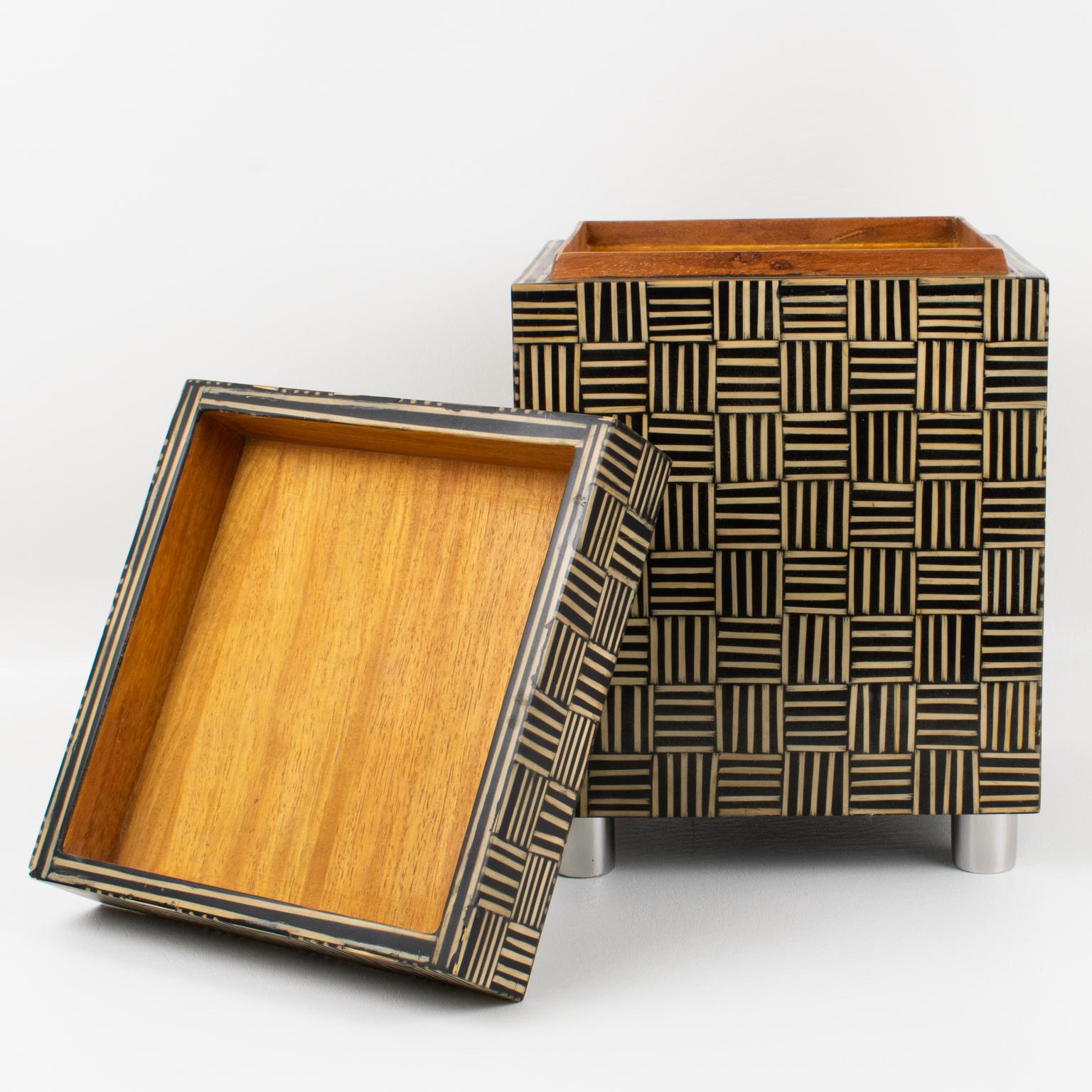 Métal Boîte haute moderniste avec patchwork de marqueterie de bois, 1970 en vente