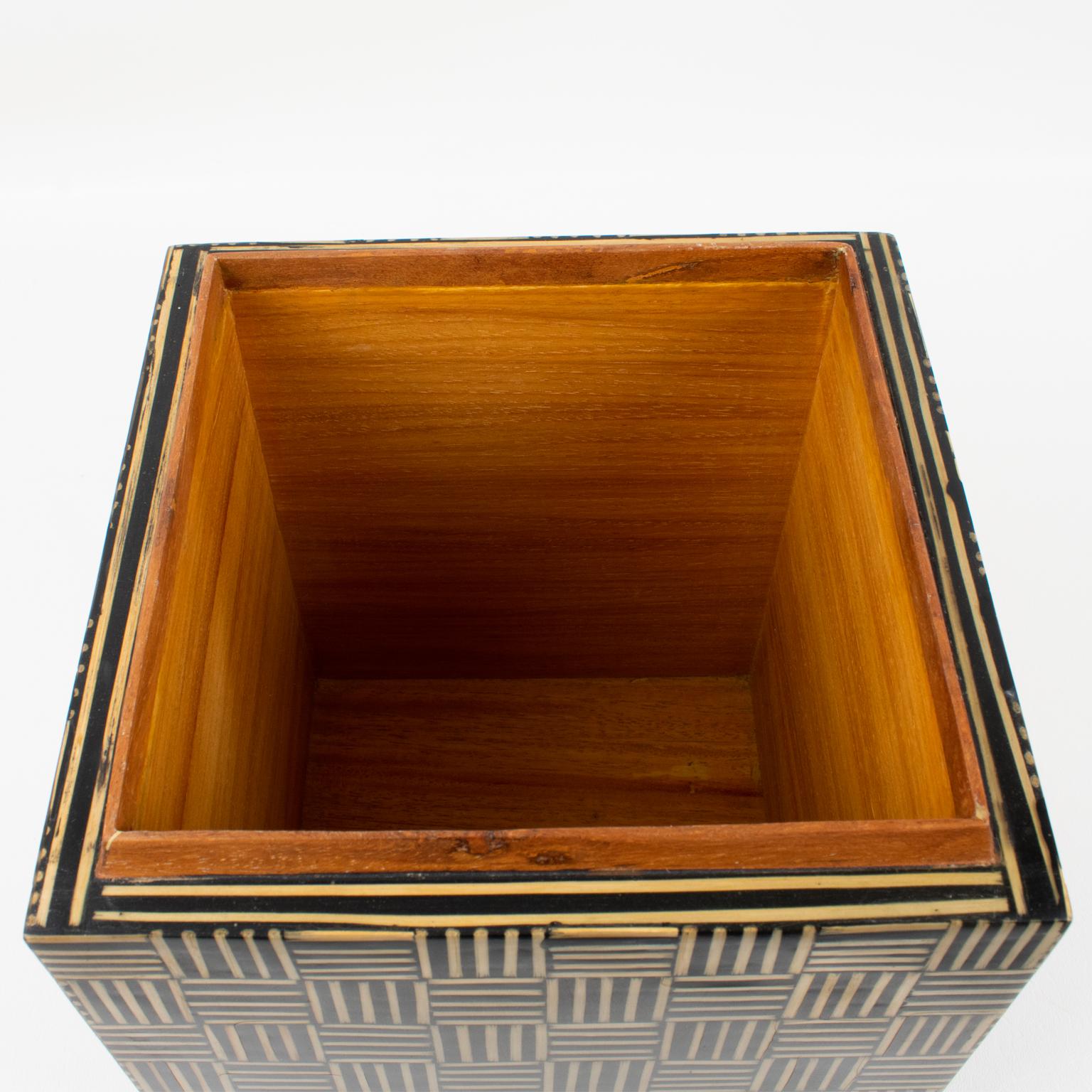 Große modernistische Schachtel mit Holzeinlegearbeiten und Patchwork, 1970er Jahre im Angebot 1