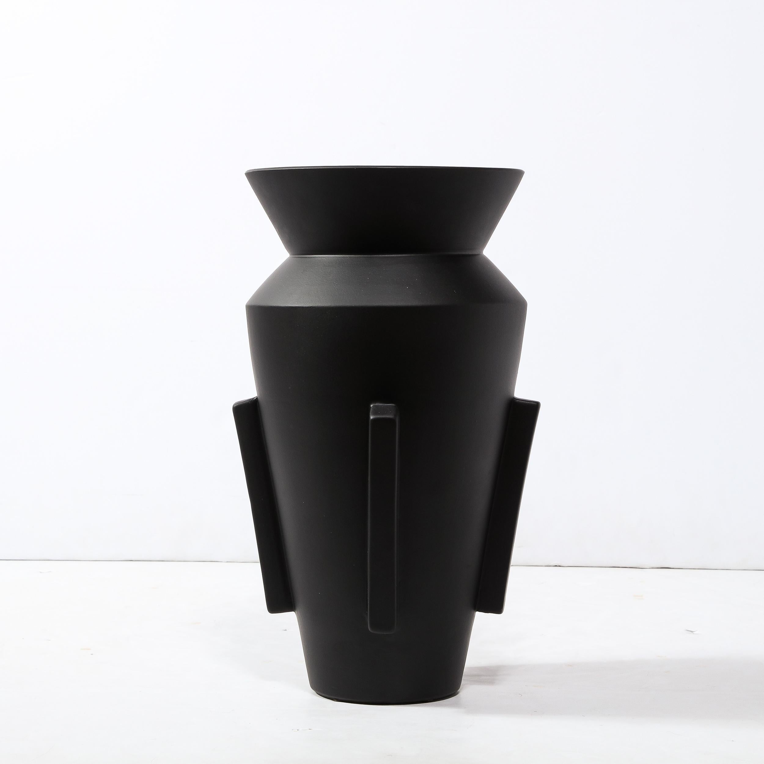 Modernistische große anthrazitfarbene Keramikvase in Urnenform mit geradlinigen Details im Angebot 1