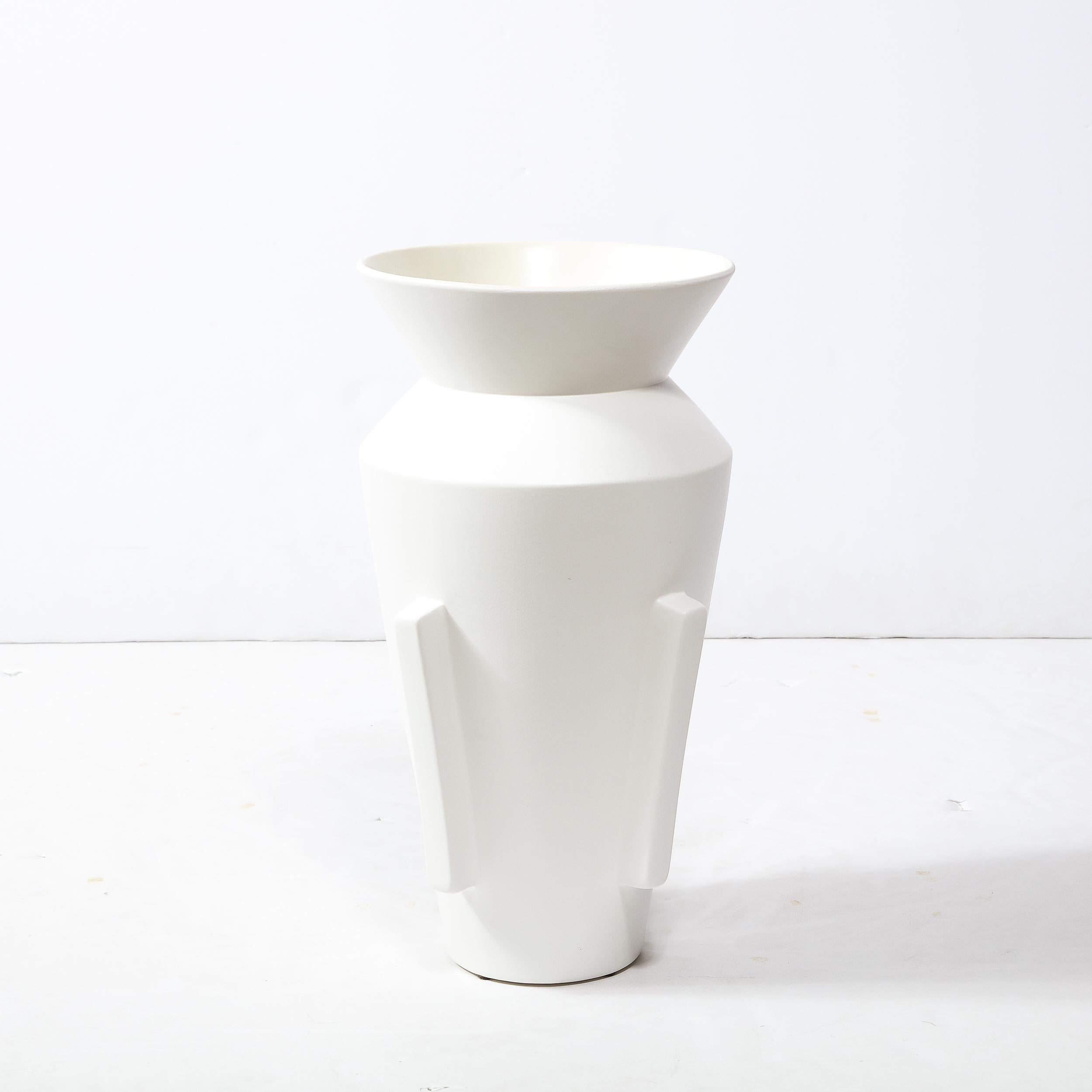 Diese raffinierte modernistische Vase in Urnenform wurde in der zweiten Hälfte des 20. Jahrhunderts in den Vereinigten Staaten hergestellt. Er hat einen konischen Körper, der sich zu einem abgewinkelten Kragen ausweitet, wo er in den Hals übergeht,
