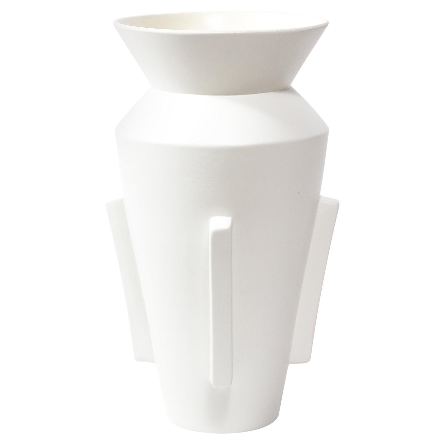 Modernistische hohe Urnenform Weiße Keramikvase im Angebot