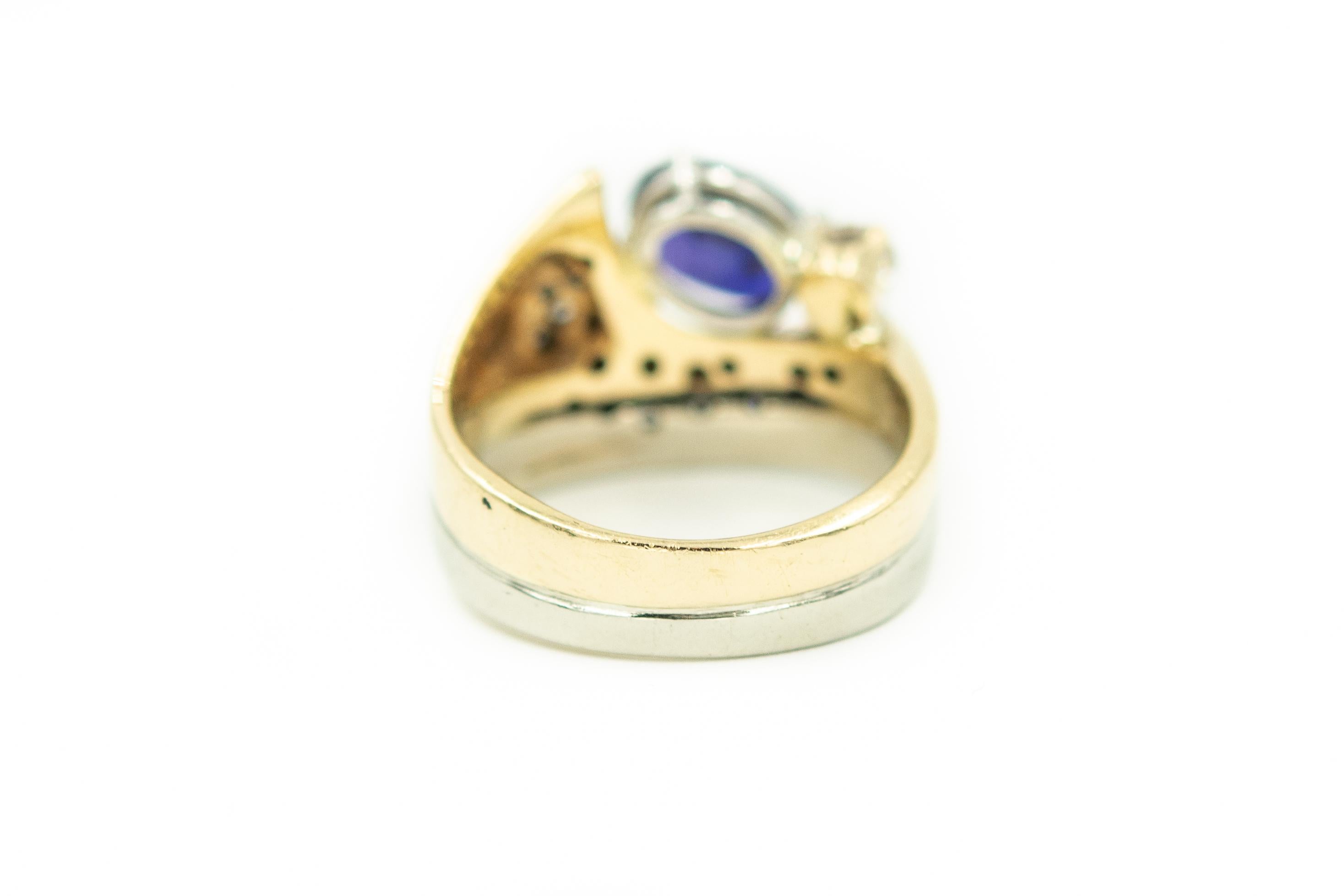 Modernist Tanzanite Diamond Two Tone White and Yellow Gold Cocktail Ring In Good Condition For Sale In Miami Beach, FL