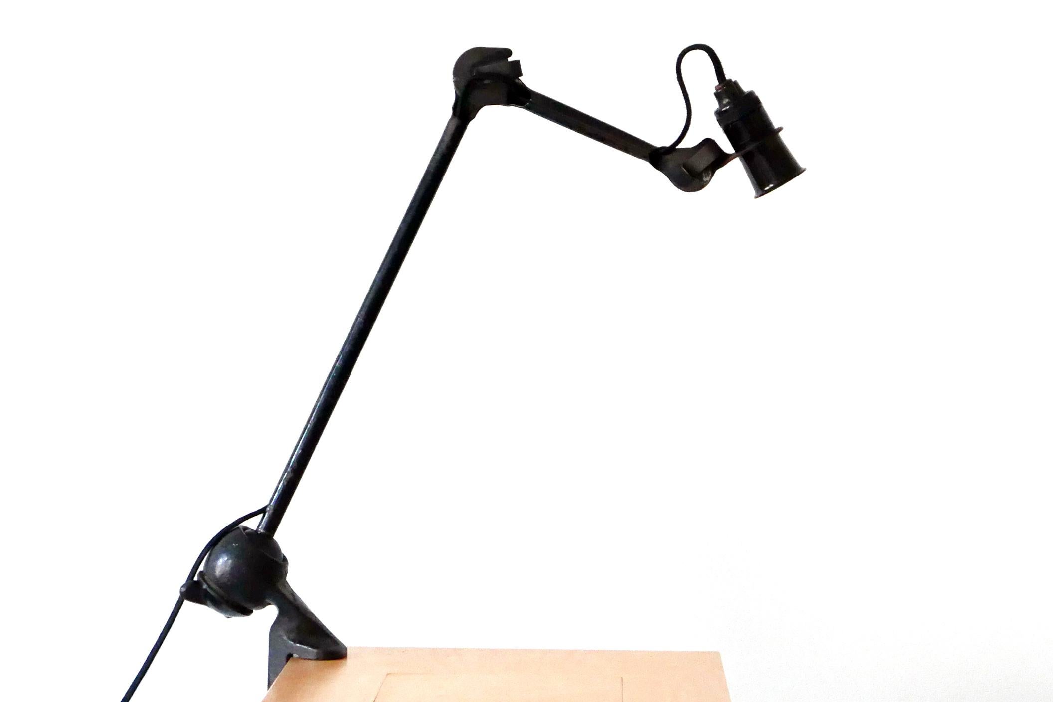Articulated modernist task lamp or clamp table light. Extremely rare shorter execution of the model 201. Designed in 1920s by Bernard-Albin Gras. Manufactured in 1920s by Gras, France, 1920s.

Executed in black enameled steel and cast iron, the lamp