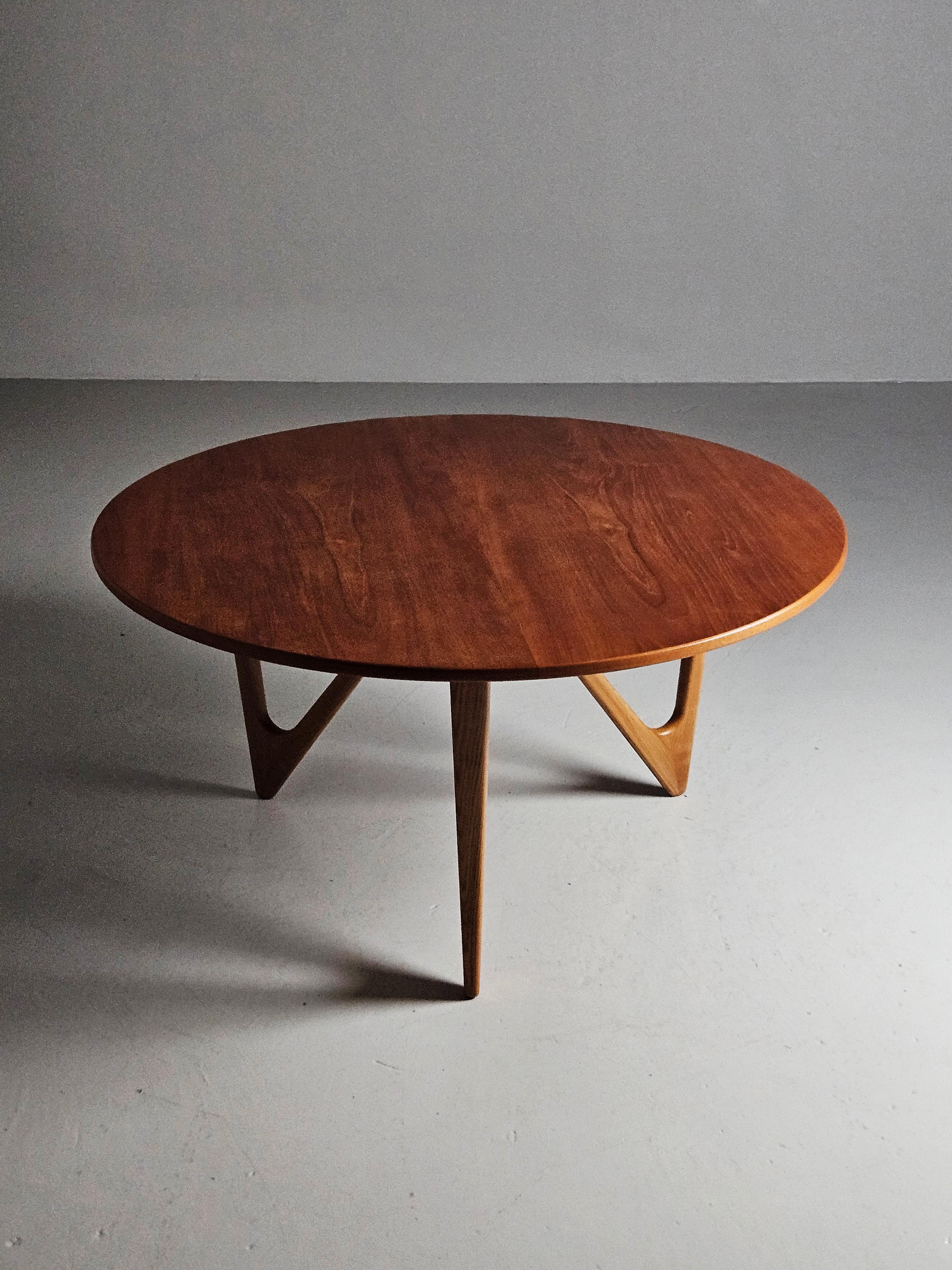 Table basse conçue par Kurt Østervig pour Jason Ringsted en 1953. 

Trois pieds sculpturaux en Beeche avec un plateau de table en beau teck. 

Les pieds peuvent être dévissés pour l'expédition en boîte plate. 