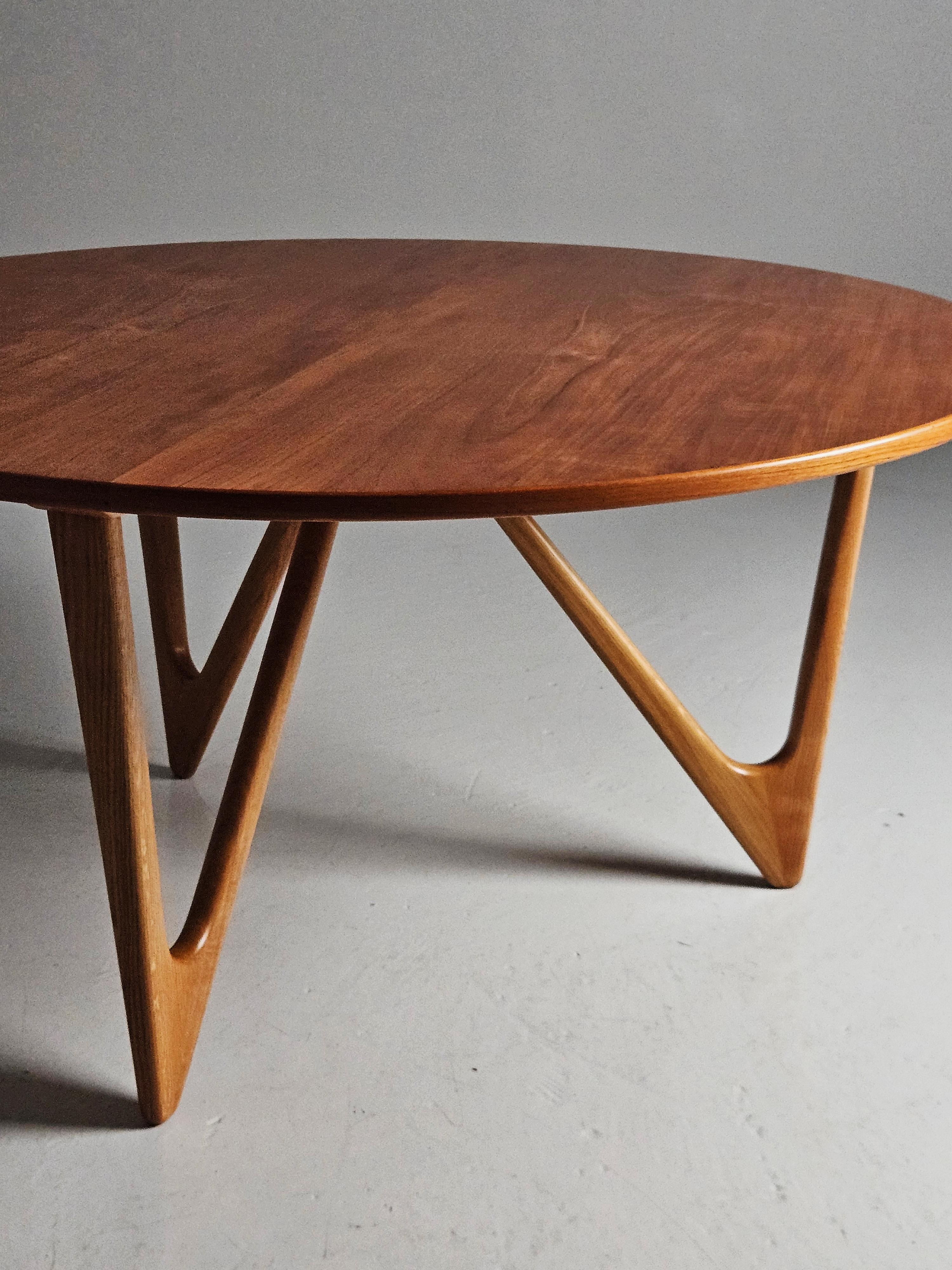 Danois Table basse moderniste en teck et hêtre par Kurt Østervig pour Jason, Danemark, années 1950 en vente