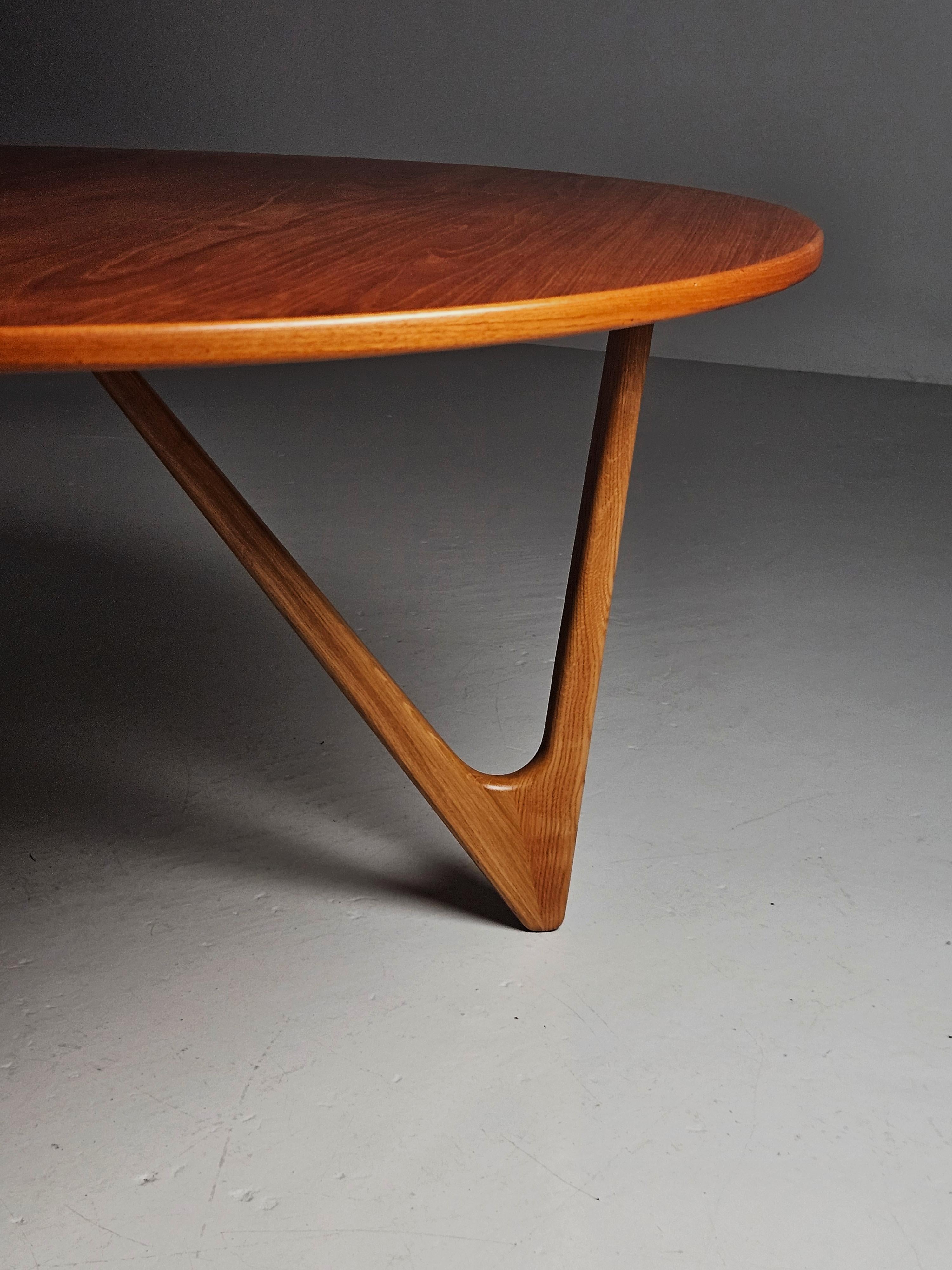 Table basse moderniste en teck et hêtre par Kurt Østervig pour Jason, Danemark, années 1950 Bon état - En vente à Eskilstuna, SE