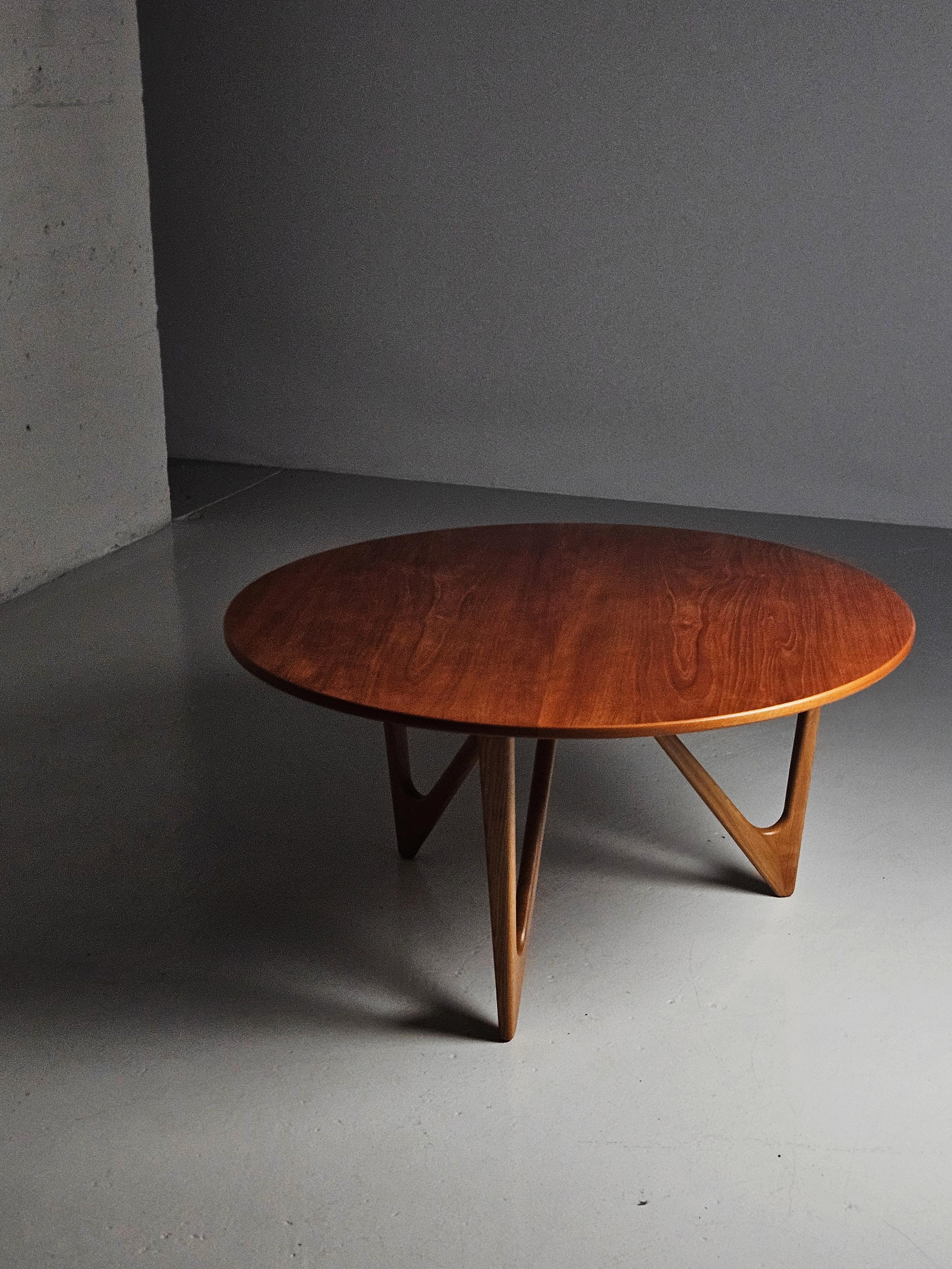Table basse moderniste en teck et hêtre par Kurt Østervig pour Jason, Danemark, années 1950 en vente 1
