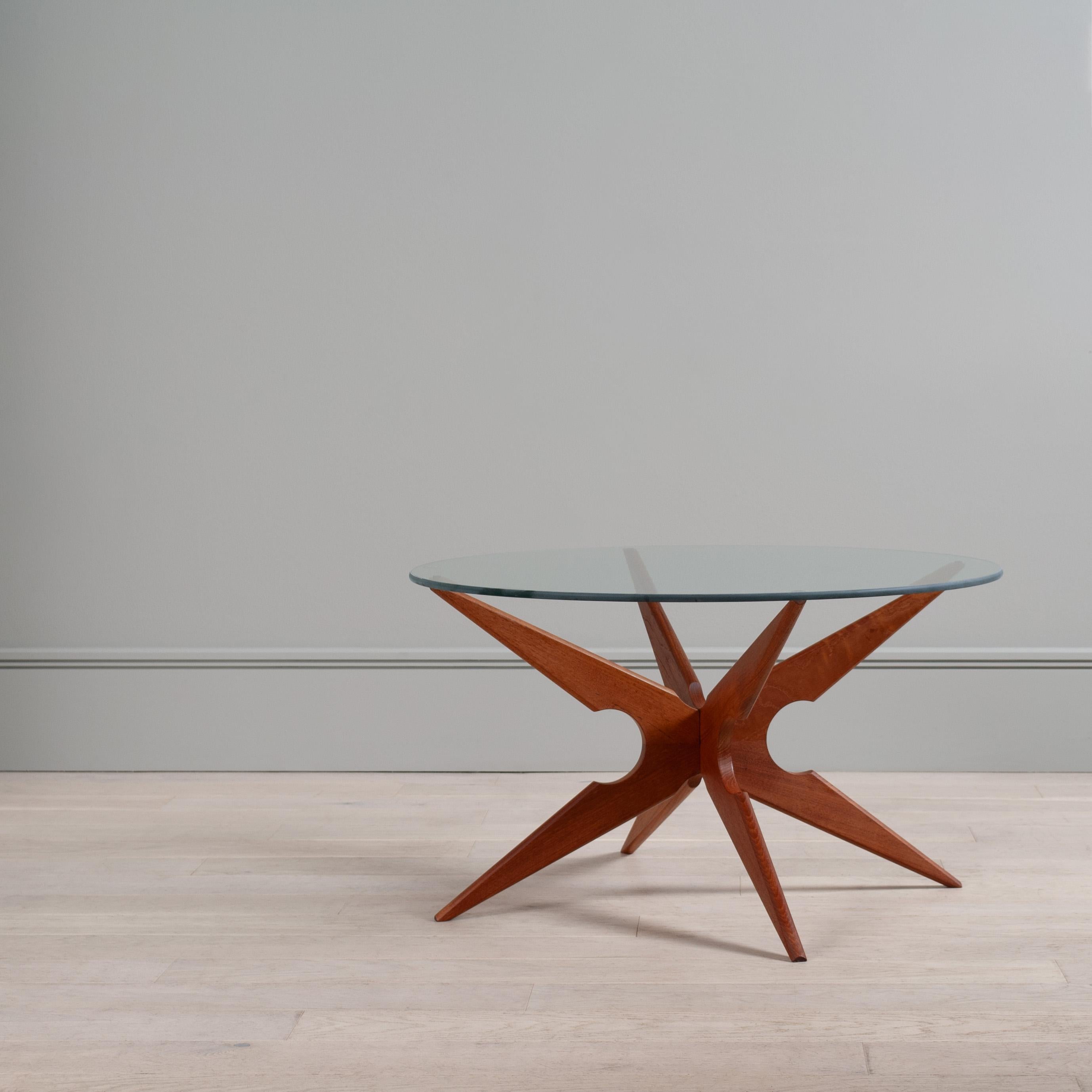 Ein beeindruckender modernistischer Lounge-/Mehrzwecktisch aus Teakholz und Glas von Vladimir Kagan.
Hergestellt von Sika, Dänemark, um 1960. 