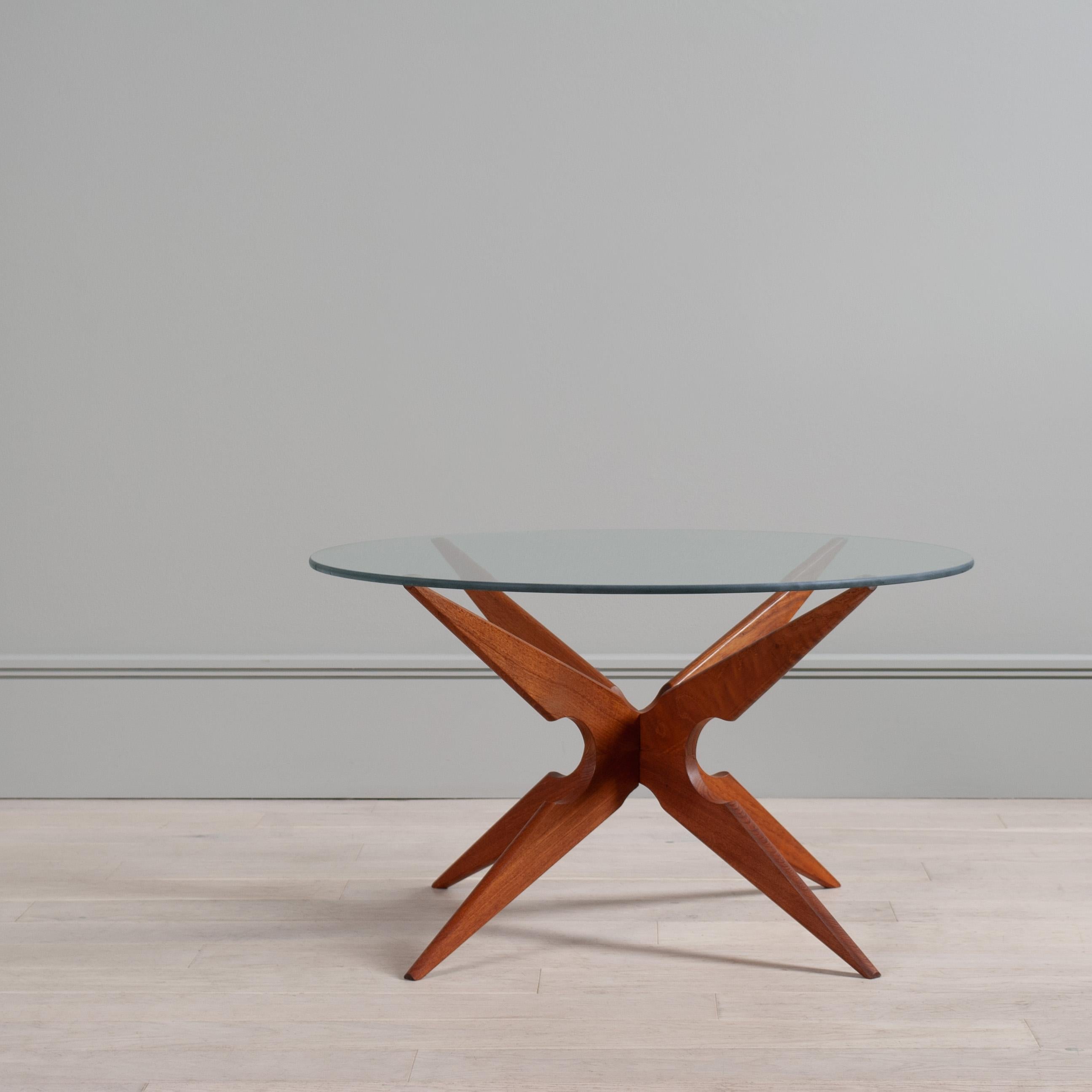 Modernistischer Beistelltisch aus Teakholz und Glas (Skandinavische Moderne) im Angebot