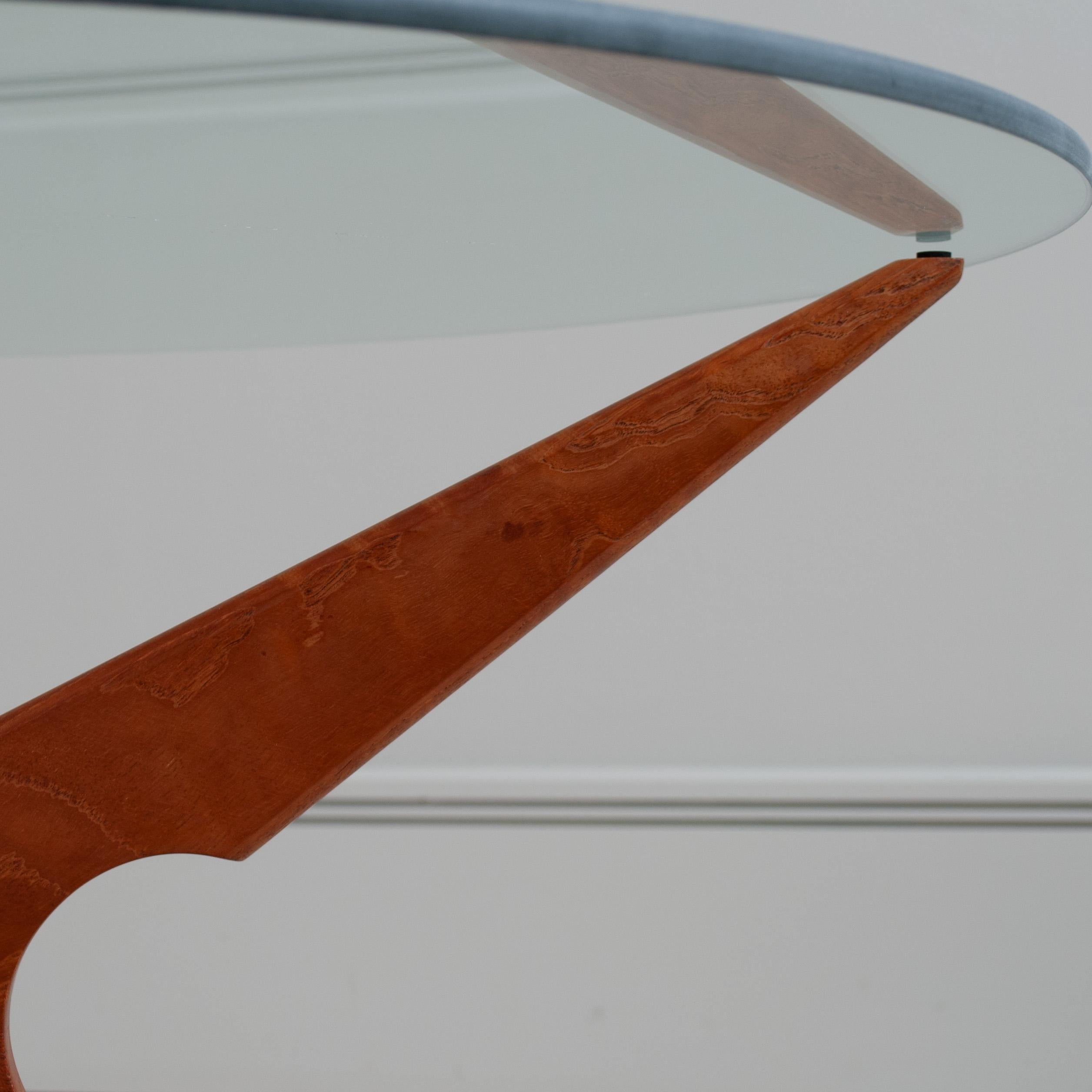 Modernistischer Beistelltisch aus Teakholz und Glas im Zustand „Gut“ im Angebot in London, GB