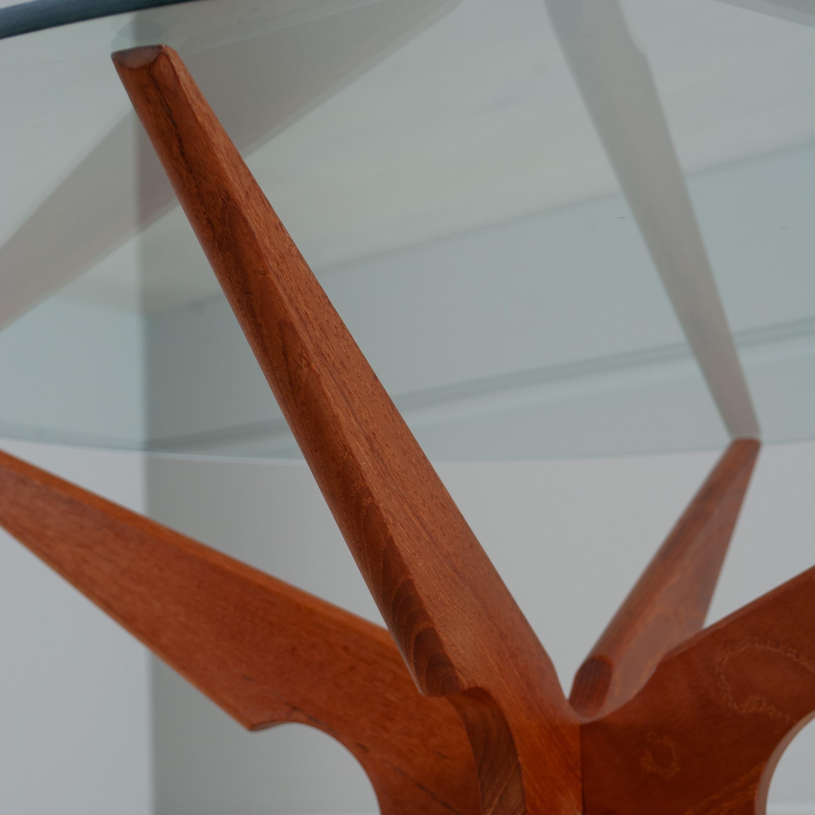 Modernistischer Beistelltisch aus Teakholz und Glas (20. Jahrhundert) im Angebot