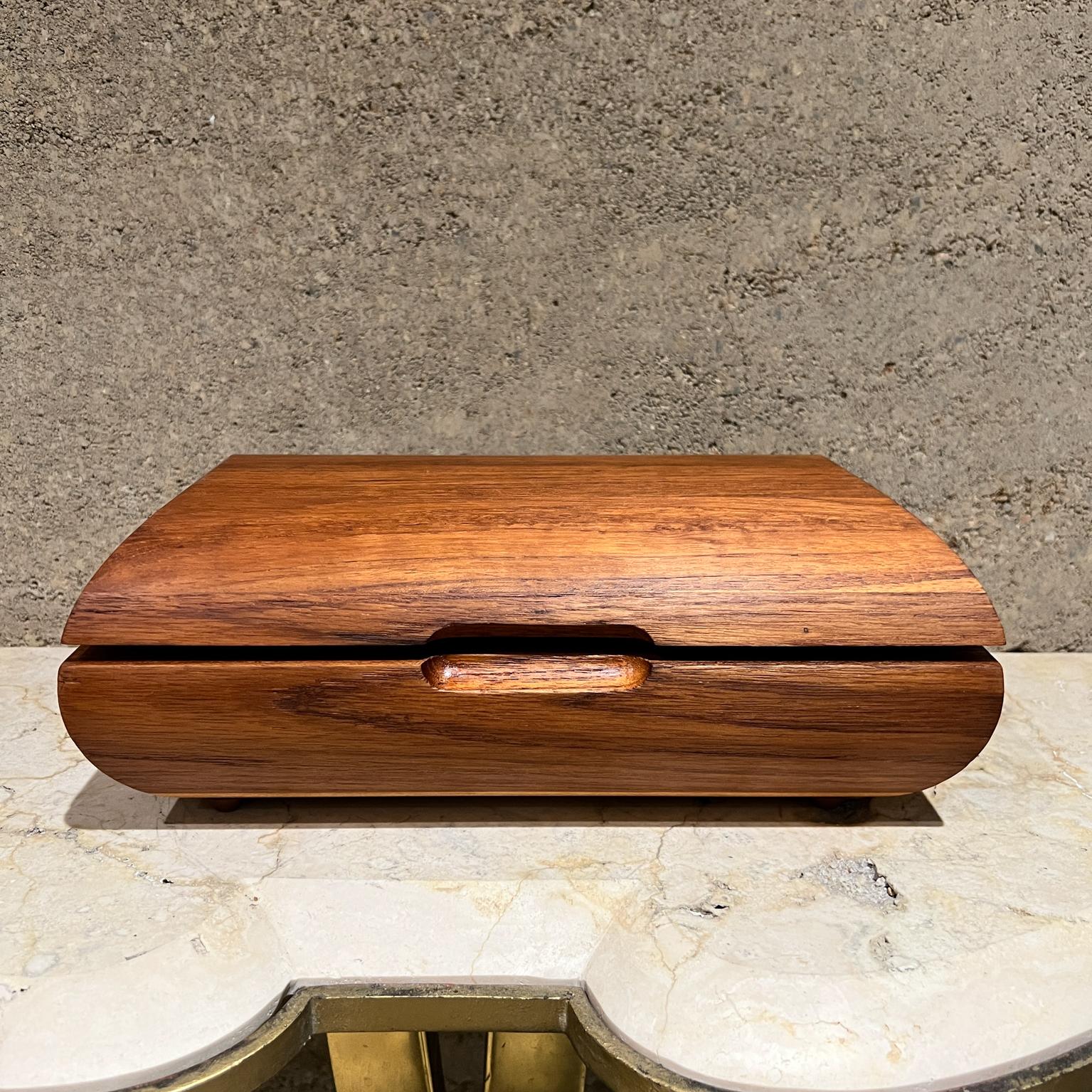 AMBIANIC presenta
Joyero modernista de teca
espejo interior
11,5 largo x 9 ancho x 4,5 alto
Madera de teca auténtica estampada
Estado seminuevo vintage Manchas presentes
Consulta las imágenes proporcionadas