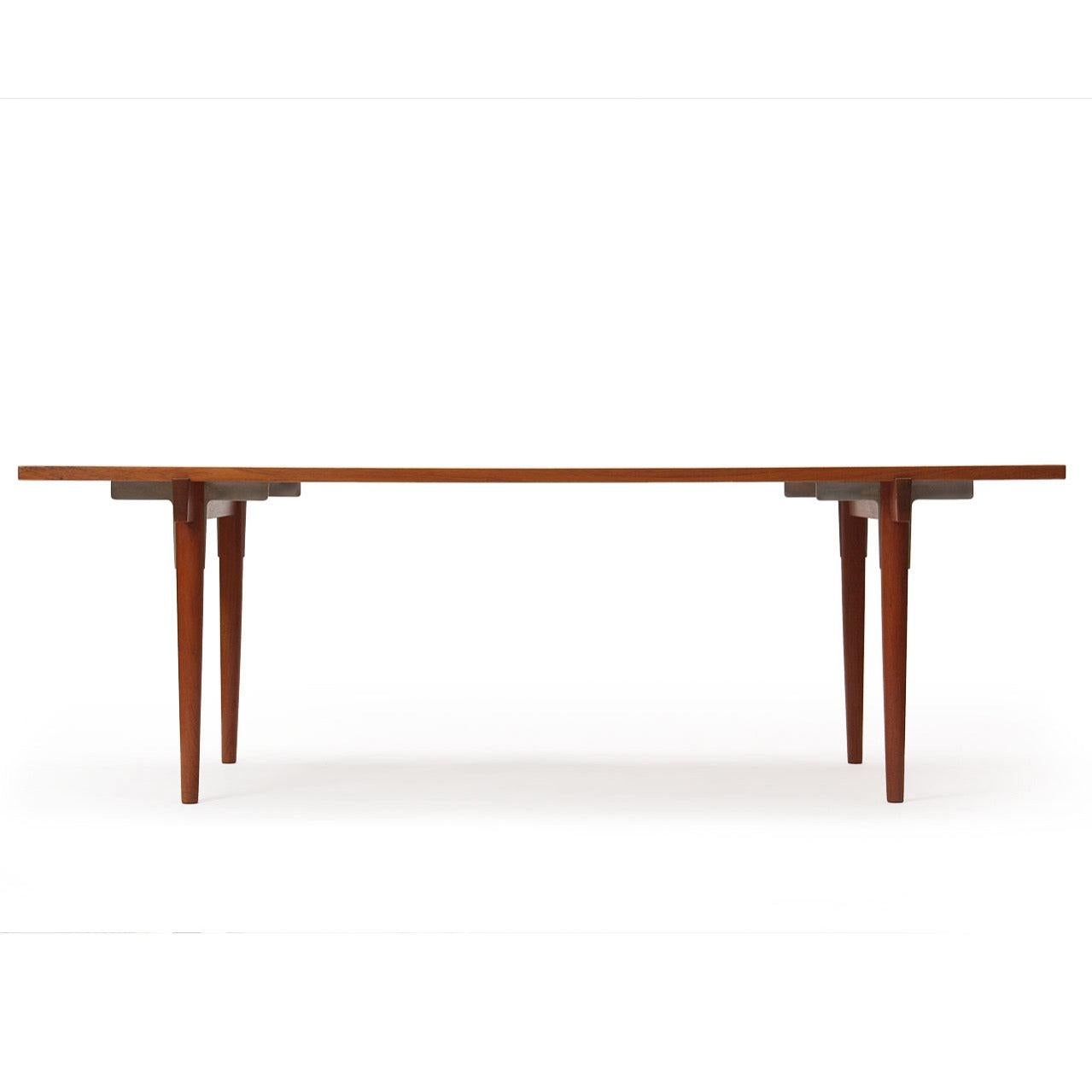 Danois Table moderniste en teck de Hans J. Wegner pour Johannes Hansen, années 1960 en vente