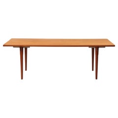 Tavolo modernista in teak di Hans J. Wegner per Johannes Hansen, anni '60