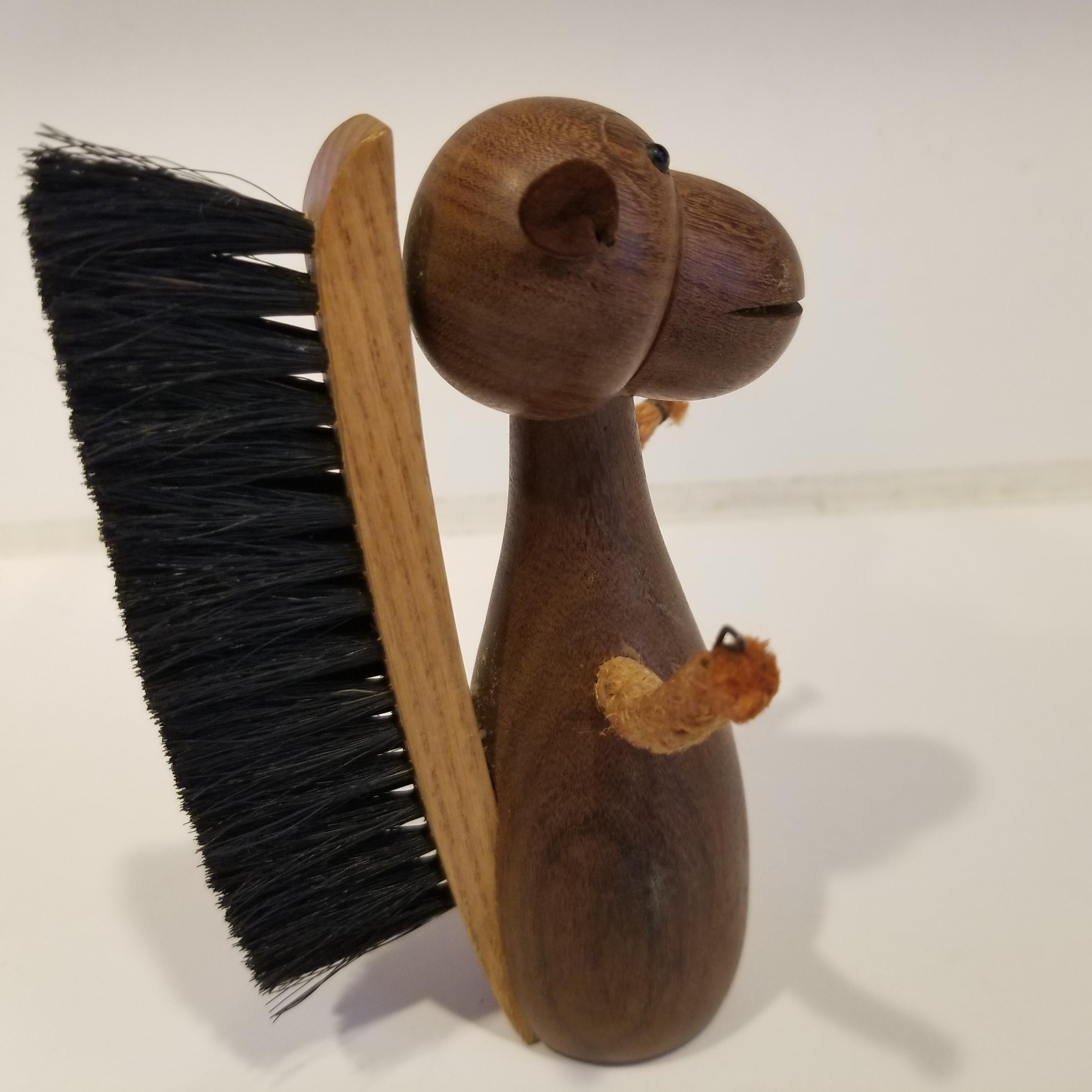 Modernist Teak Wood Squirrel Figurine Shoe Brush Italy 1960s after Kay Bojesen In Good Condition In Chula Vista, CA