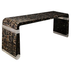 Table console moderniste en corne tessellée avec détails en chrome poli à bandes
