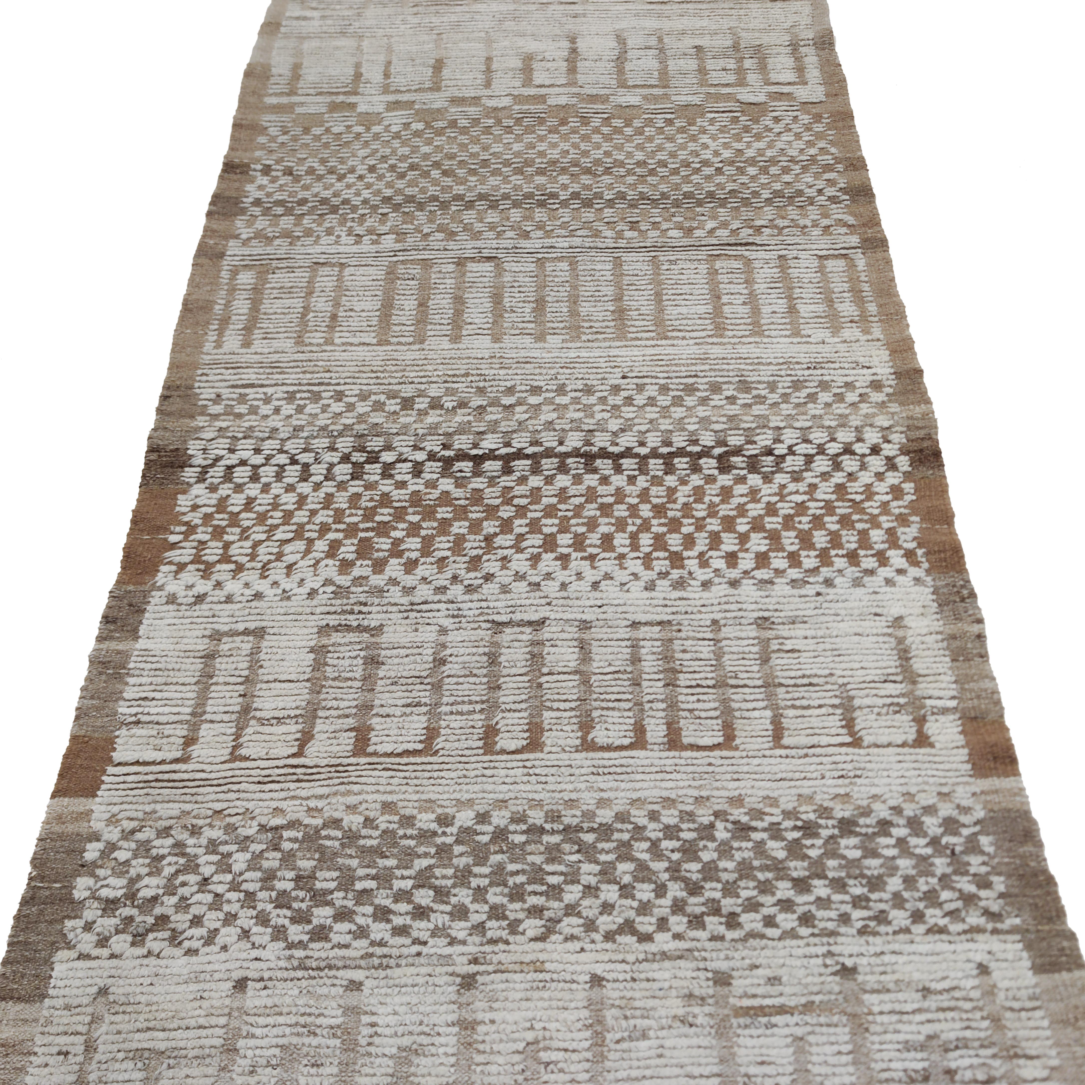 Modernist Textured Moroccan Style Azilal Runner Rug by Alberto Levi Gallery In New Condition For Sale In Milan, IT