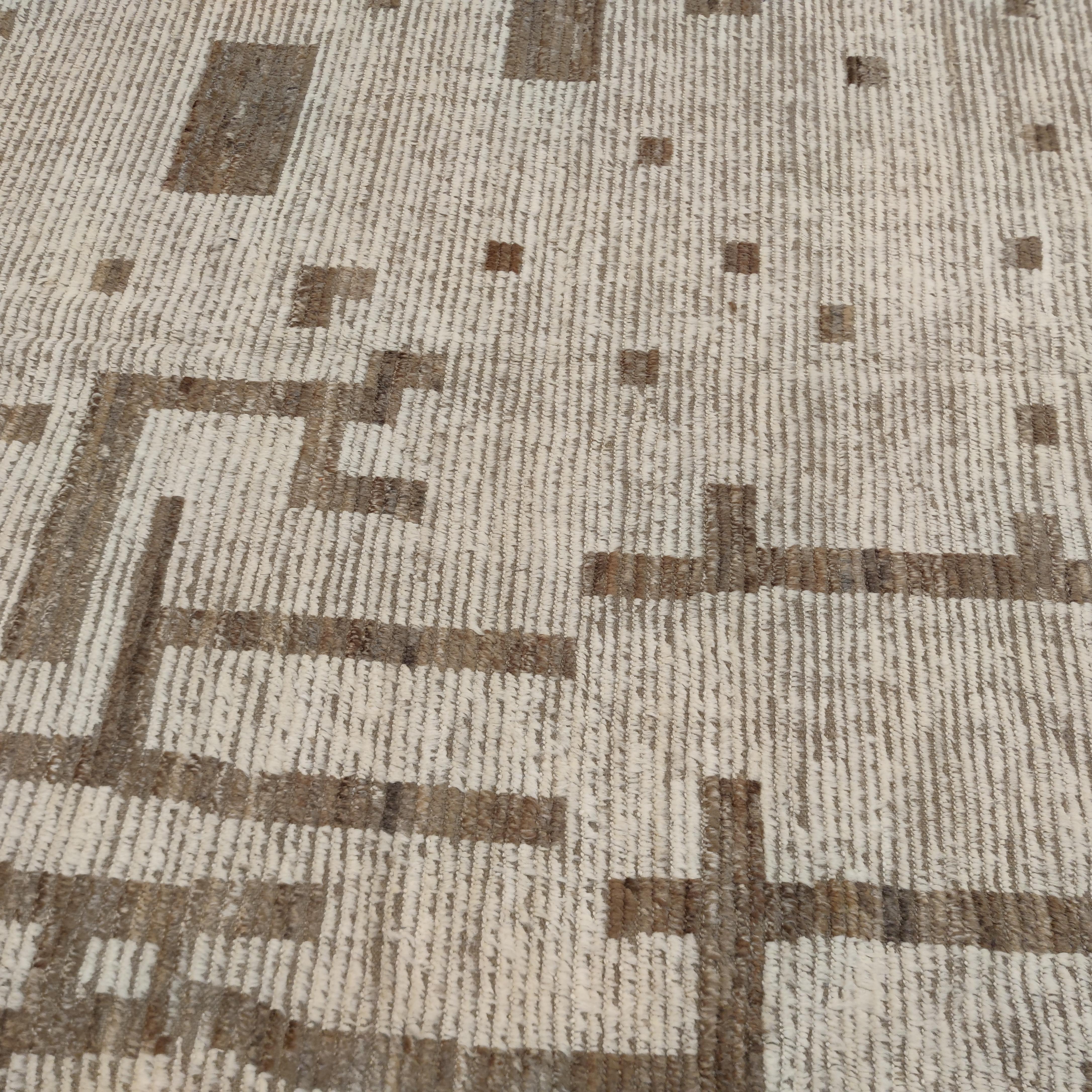 Modernistischer strukturierter Tarifa-Teppich im marokkanischen Stil von Alberto Levi Gallery (Stammeskunst) im Angebot