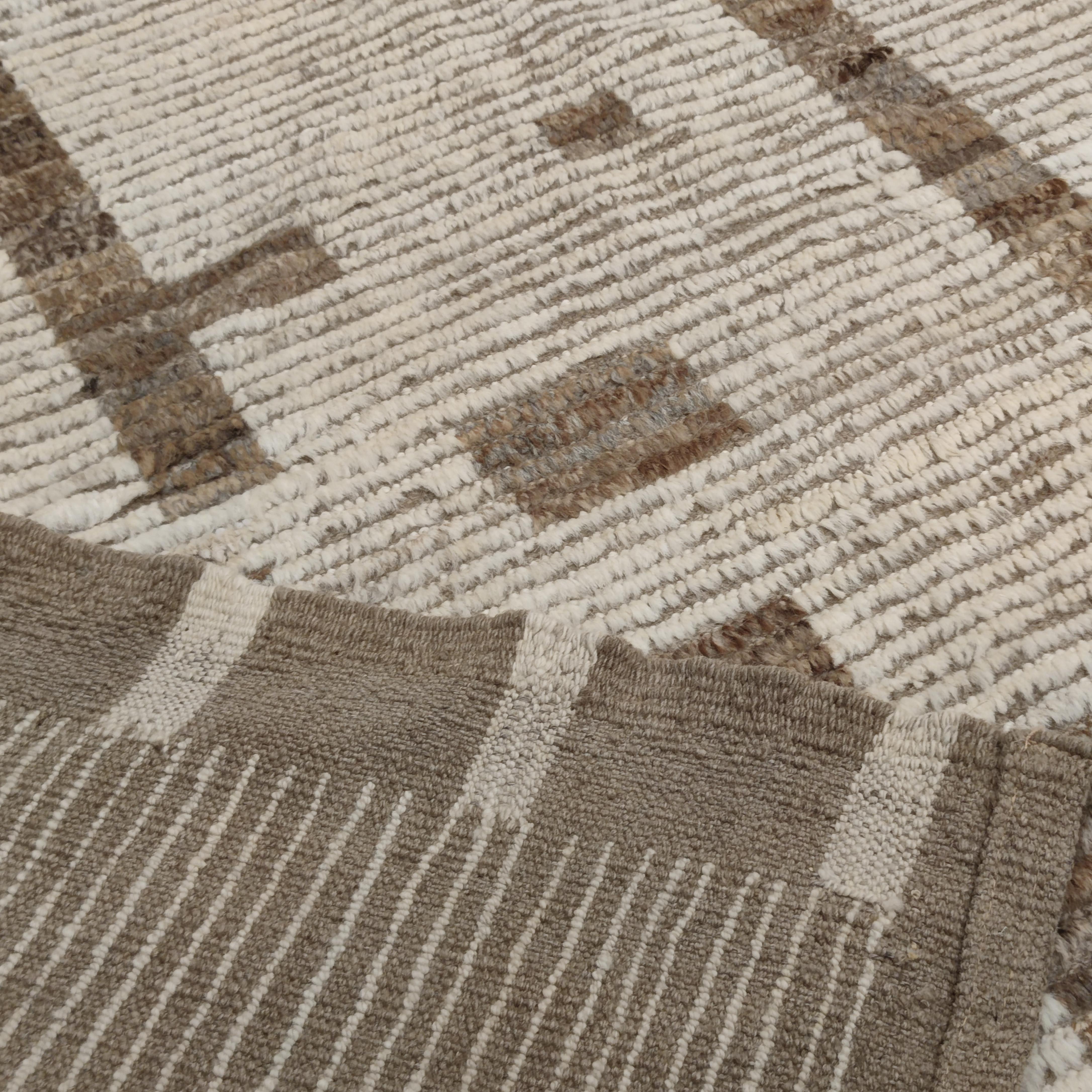 Modernistischer strukturierter Tarifa-Teppich im marokkanischen Stil von Alberto Levi Gallery im Zustand „Neu“ im Angebot in Milan, IT