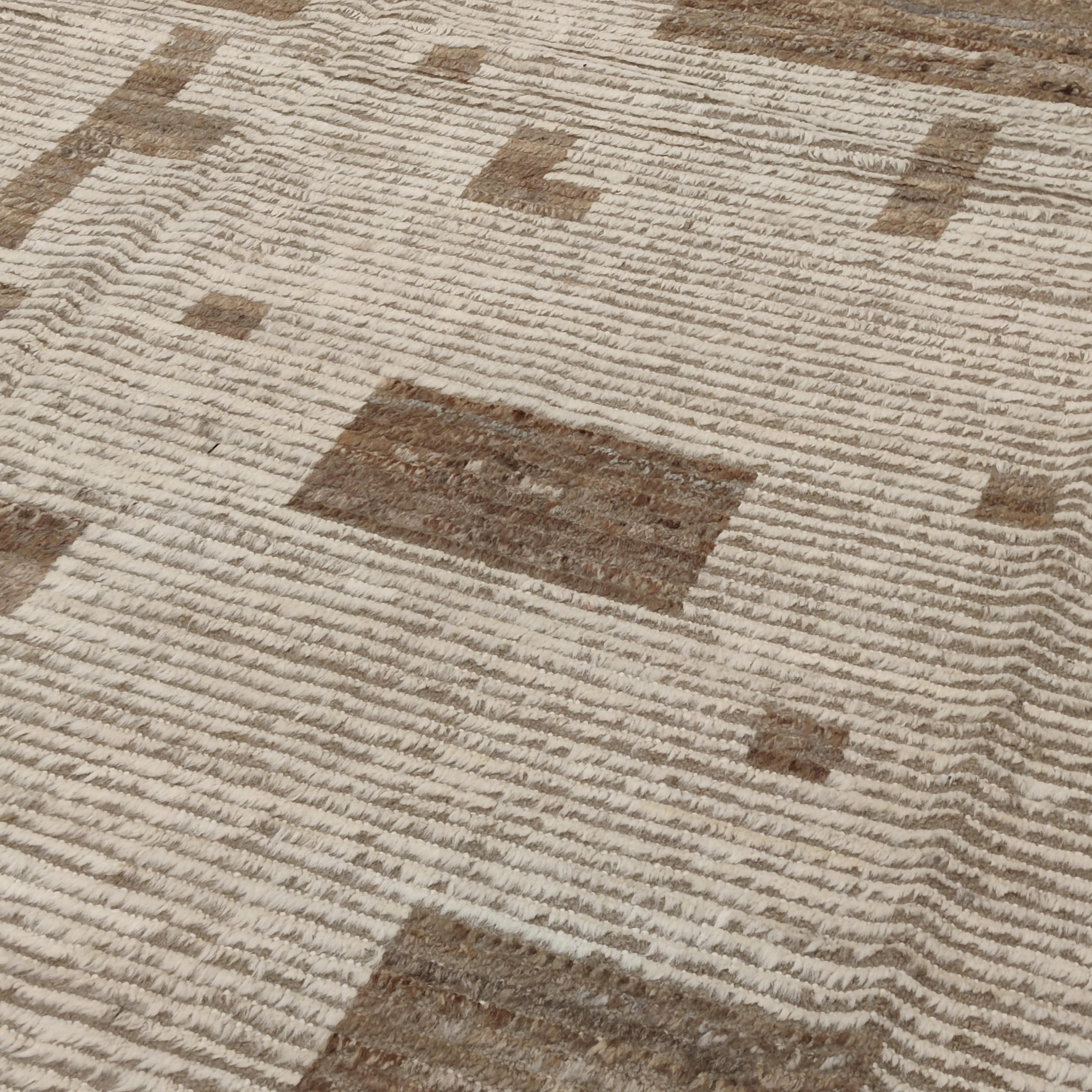 Modernistischer strukturierter Tarifa-Teppich im marokkanischen Stil von Alberto Levi Gallery (Wolle) im Angebot