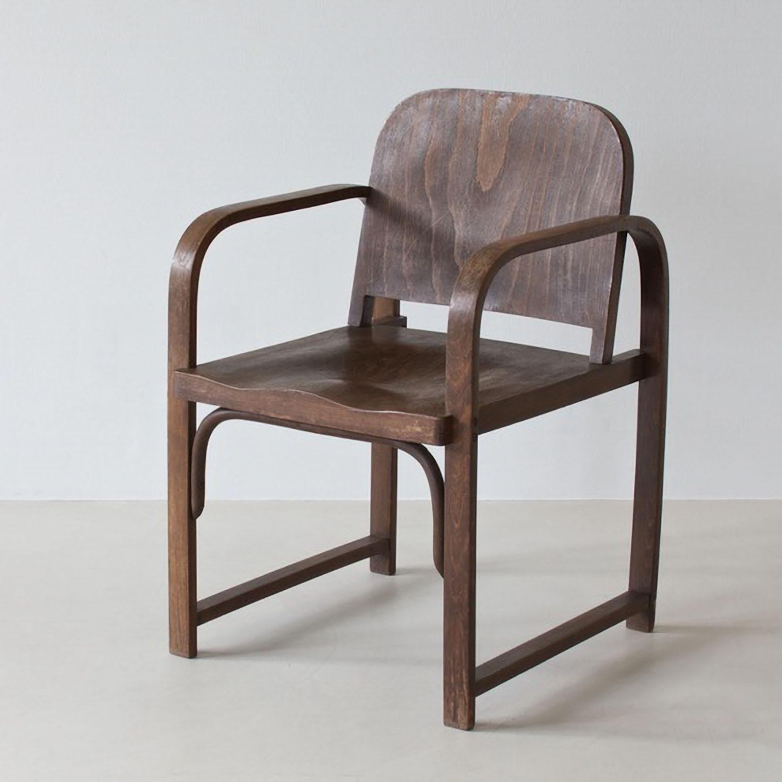 Modernistischer Thonet A 745/F Sessel der Moderne, hergestellt von Tatra, gebeiztes Holz, um 1930 (Gebeizt) im Angebot