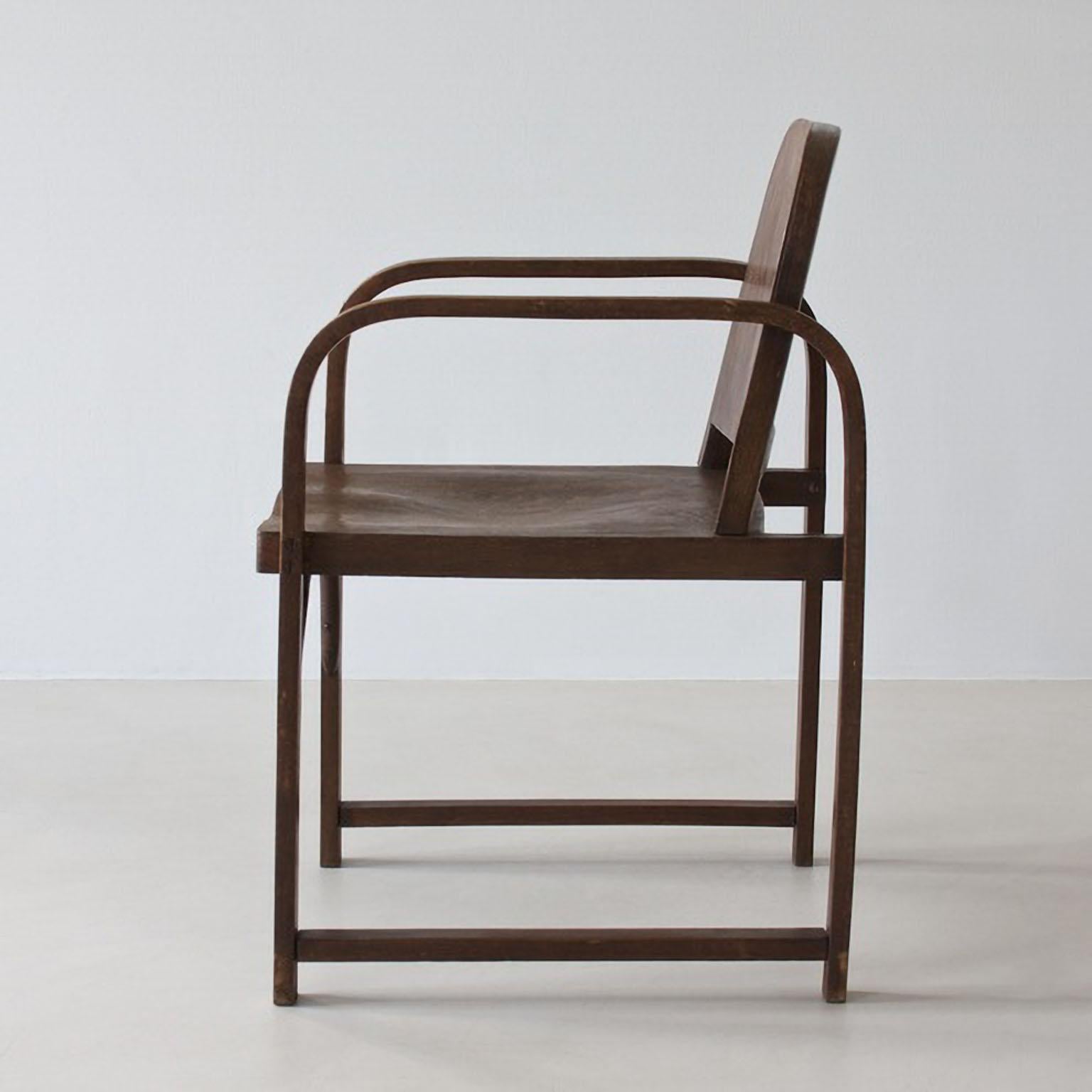 Modernistischer Thonet A 745/F Sessel der Moderne, hergestellt von Tatra, gebeiztes Holz, um 1930 im Zustand „Gut“ im Angebot in Berlin, DE