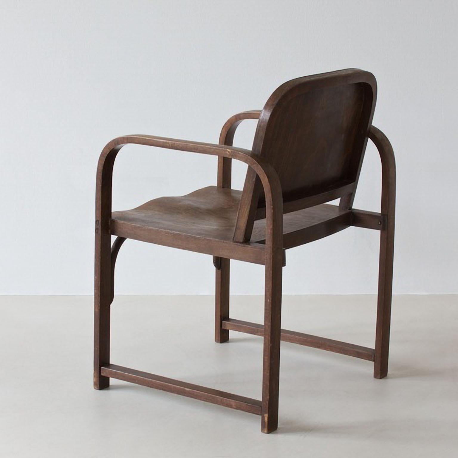 Modernistischer Thonet A 745/F Sessel der Moderne, hergestellt von Tatra, gebeiztes Holz, um 1930 (Mitte des 20. Jahrhunderts) im Angebot