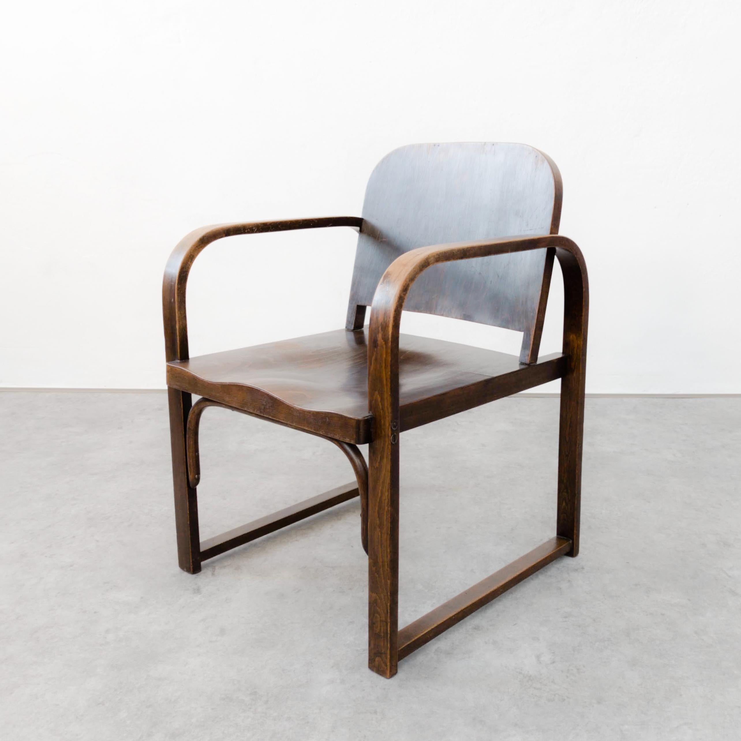 Bentwood avantgarde armchair produced by Tatra Martin, Slovakia under Thonet licence in 1930's. In very good original condition, surface expertly polished. Structurally sound.

