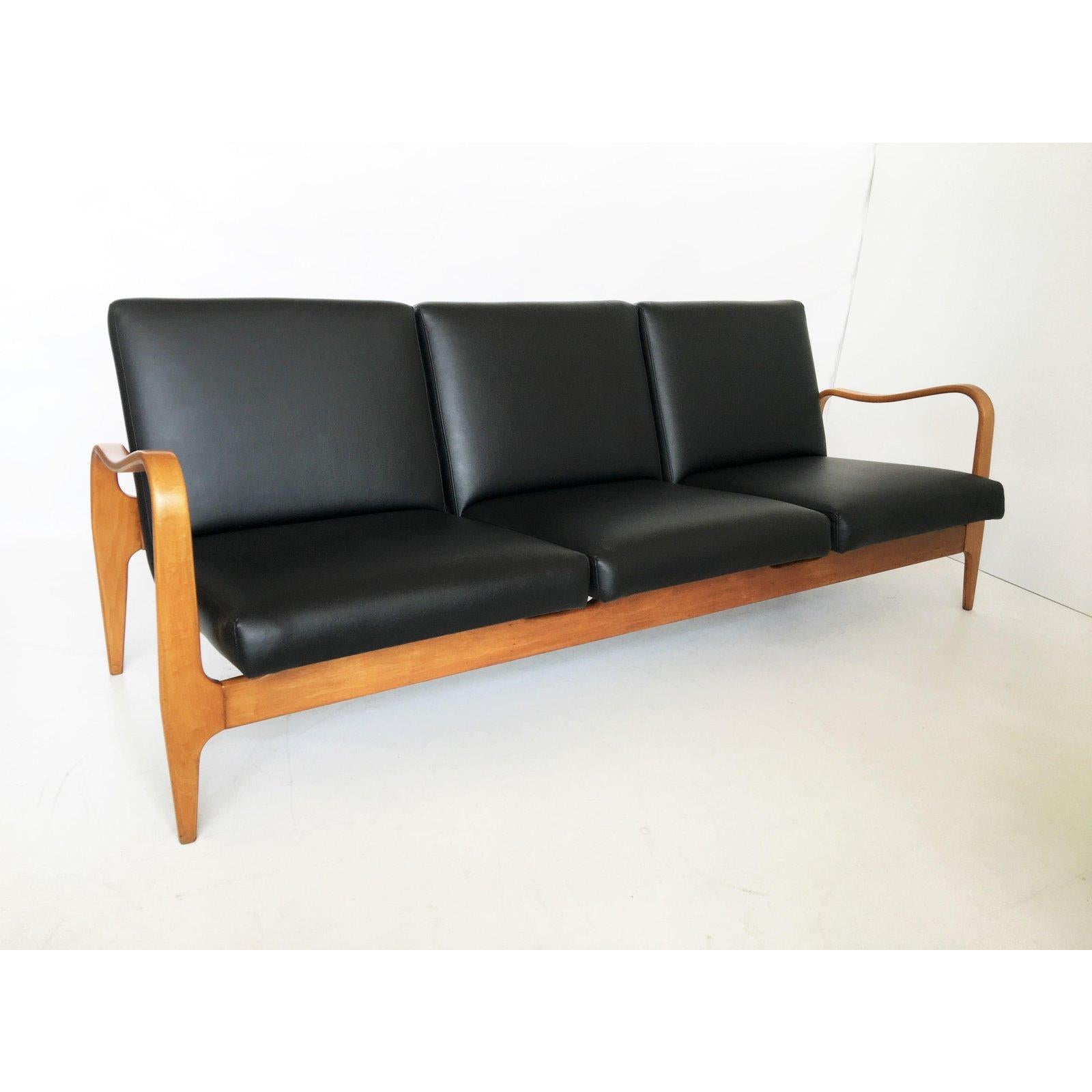 Modernistisches Thonet Sofa mit Schnitzereien und Bugholz (Moderne der Mitte des Jahrhunderts) im Angebot