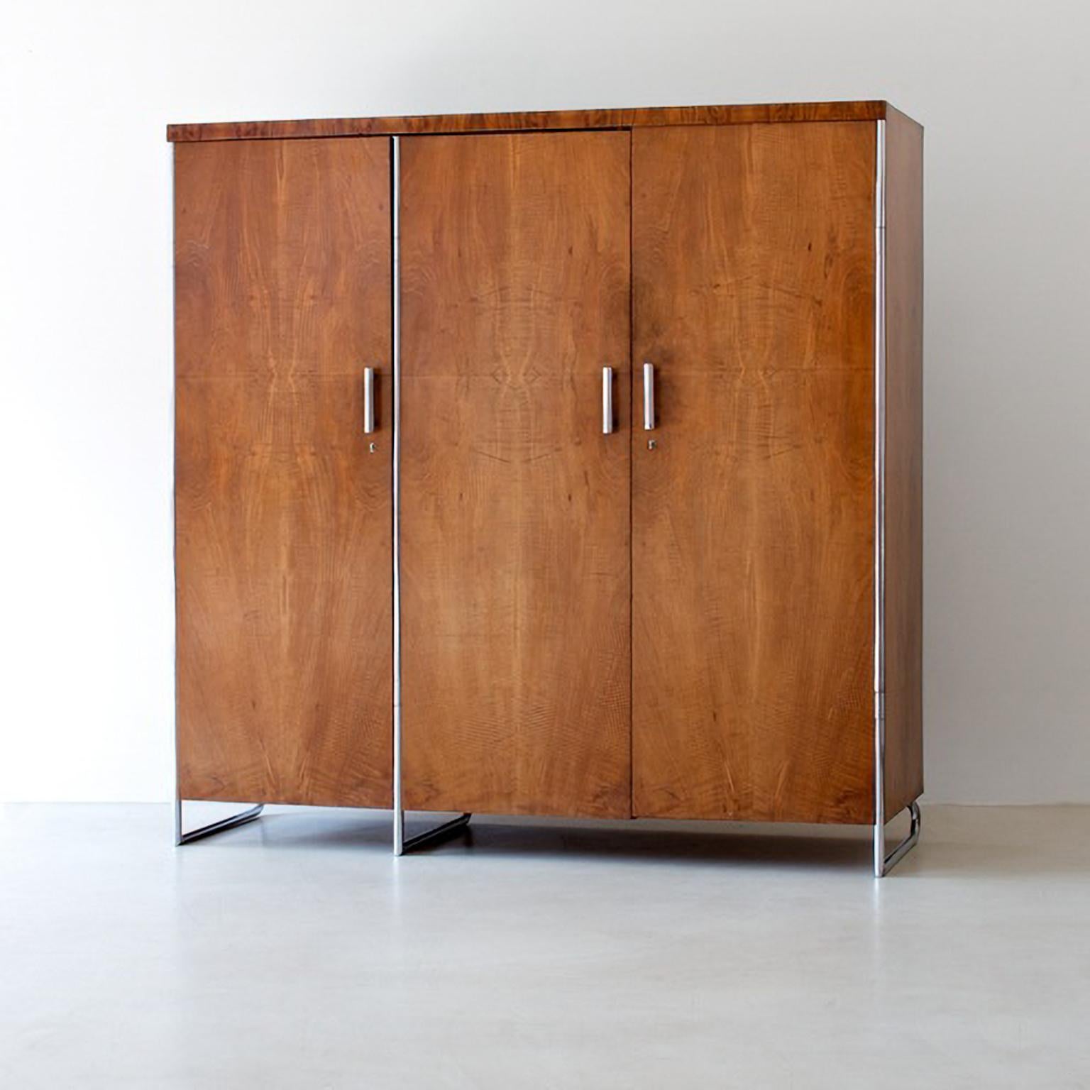 Armario modernista diseñado por Hermann John Hagemann y fabricado por Thonet o Mücke-Melder, hacia 1930. El armario es de acero tubular cromado y madera chapada en nogal. 

Hermann John Hagemann (1902) fue un arquitecto austriaco conocido por haber