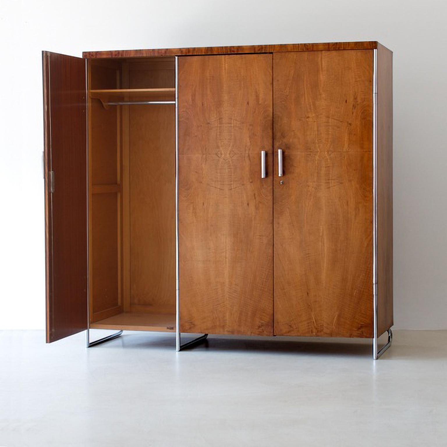 Armario modernista de tres puertas, metal cromado y chapa de nogal, hacia 1930 Bauhaus en venta