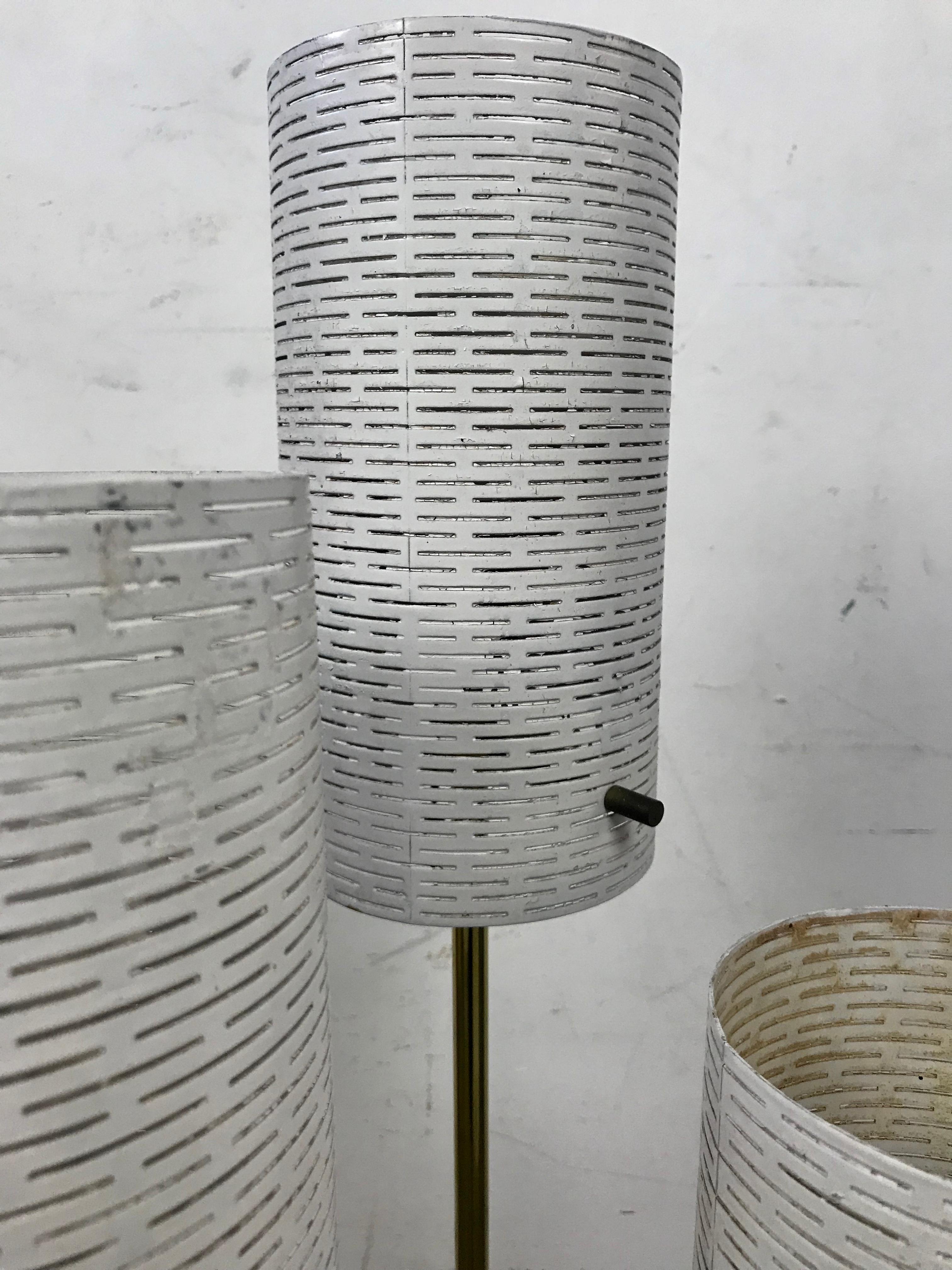 Lámpara de pie modernista de tres pantallas de latón y metal con jardinera en venta 4