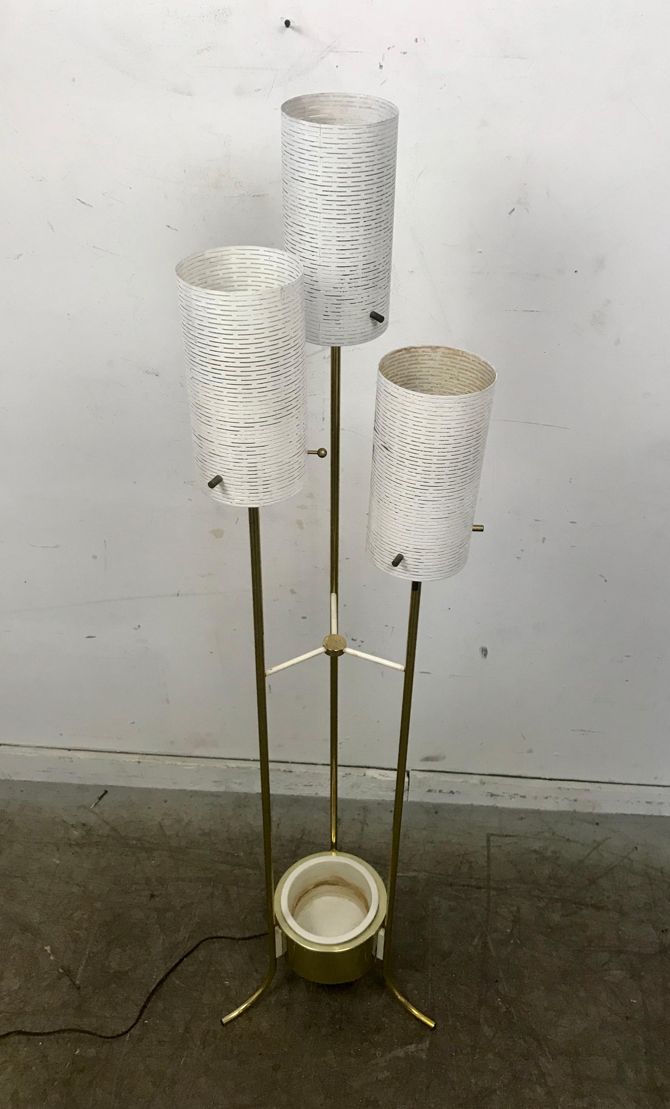 Lámpara de pie modernista de tres pantallas de latón y metal con jardinera Moderno de mediados de siglo en venta