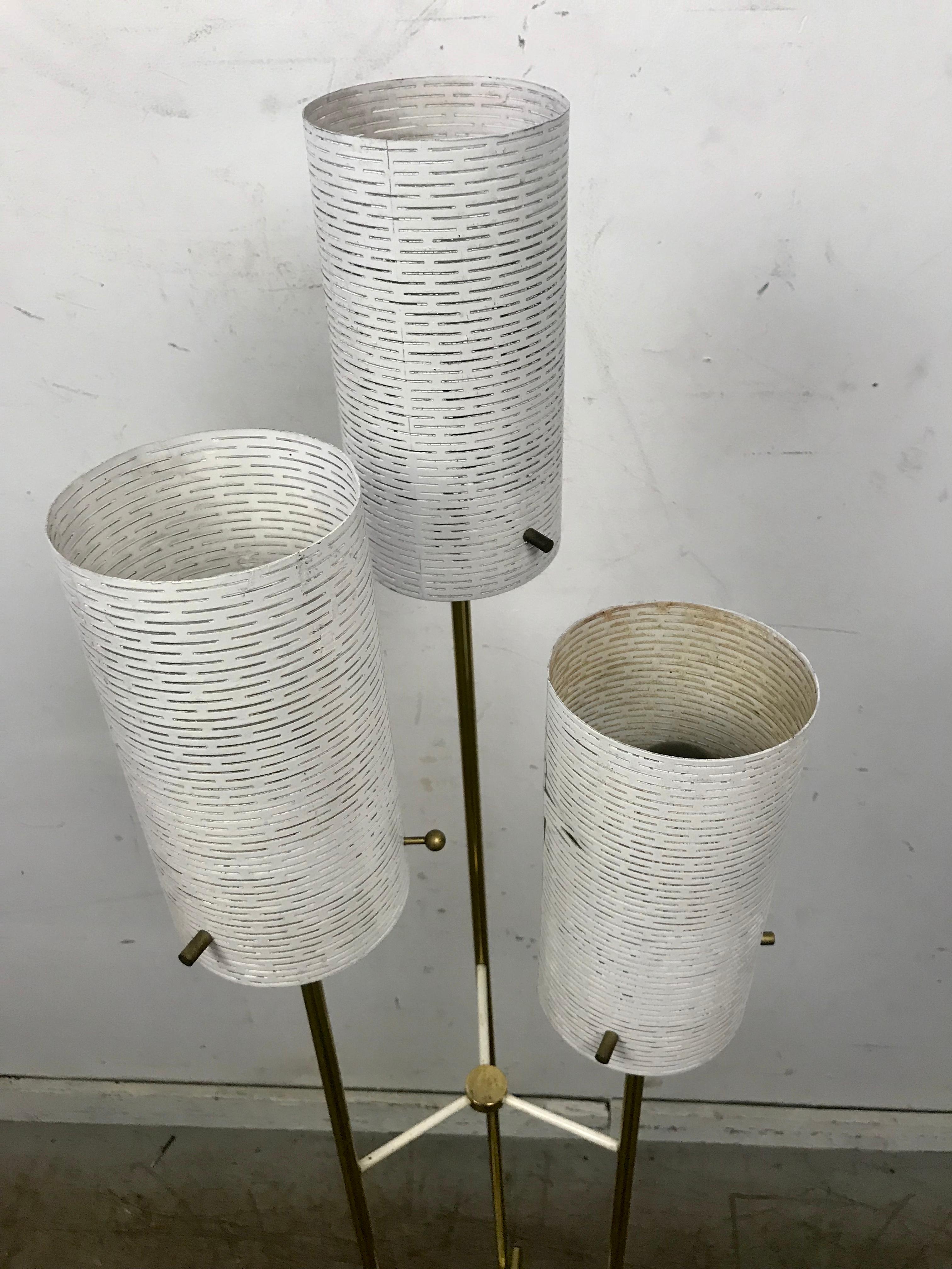 Lámpara de pie modernista de tres pantallas de latón y metal con jardinera en Bueno estado para la venta en Buffalo, NY