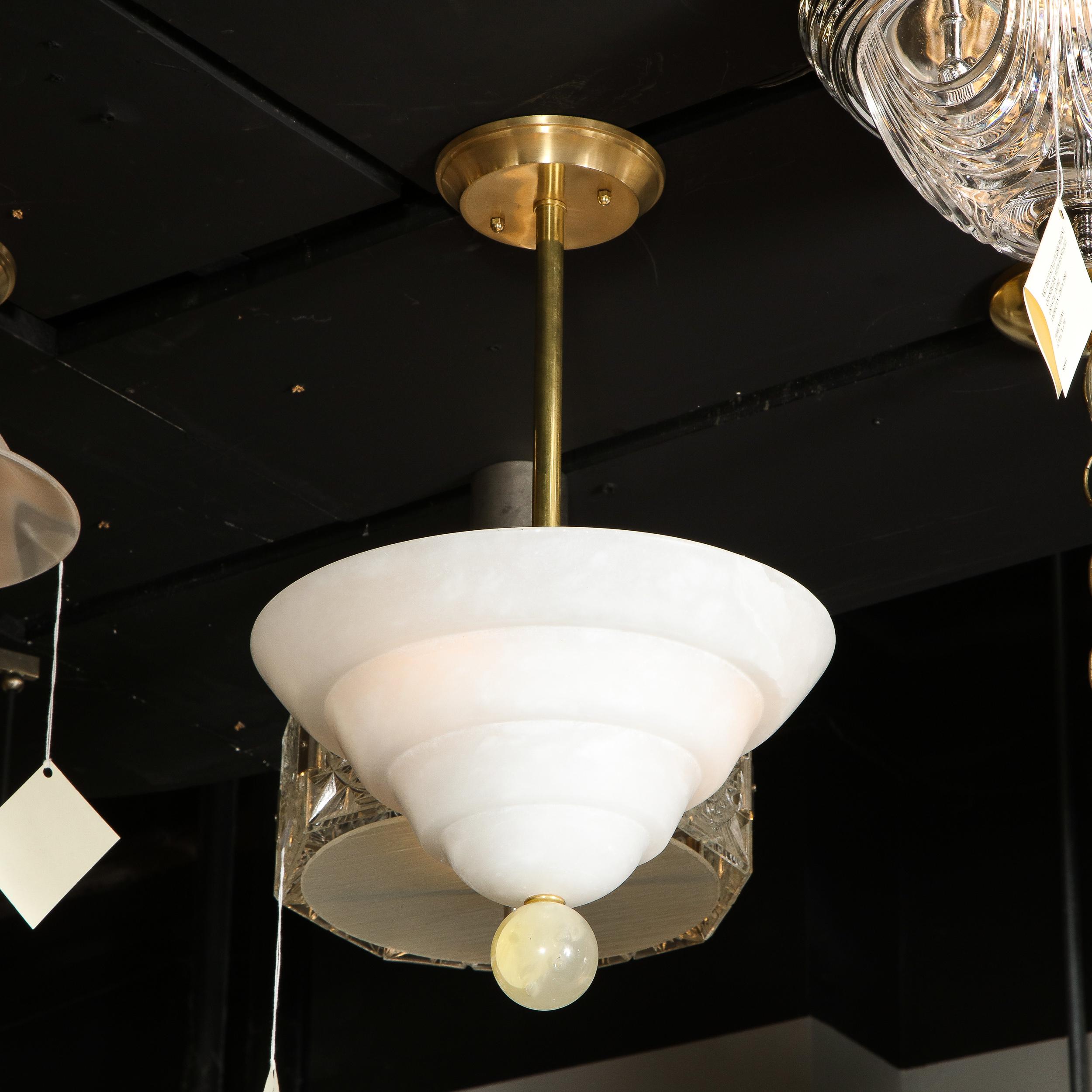 Questo elegante lampadario modernista in alabastro è stato realizzato negli Stati Uniti. Utilizzando un'unica lastra di alabastro, gli artigiani hanno cesellato la forma a gradini del paralume, mettendo in mostra la ricca venatura naturale della
