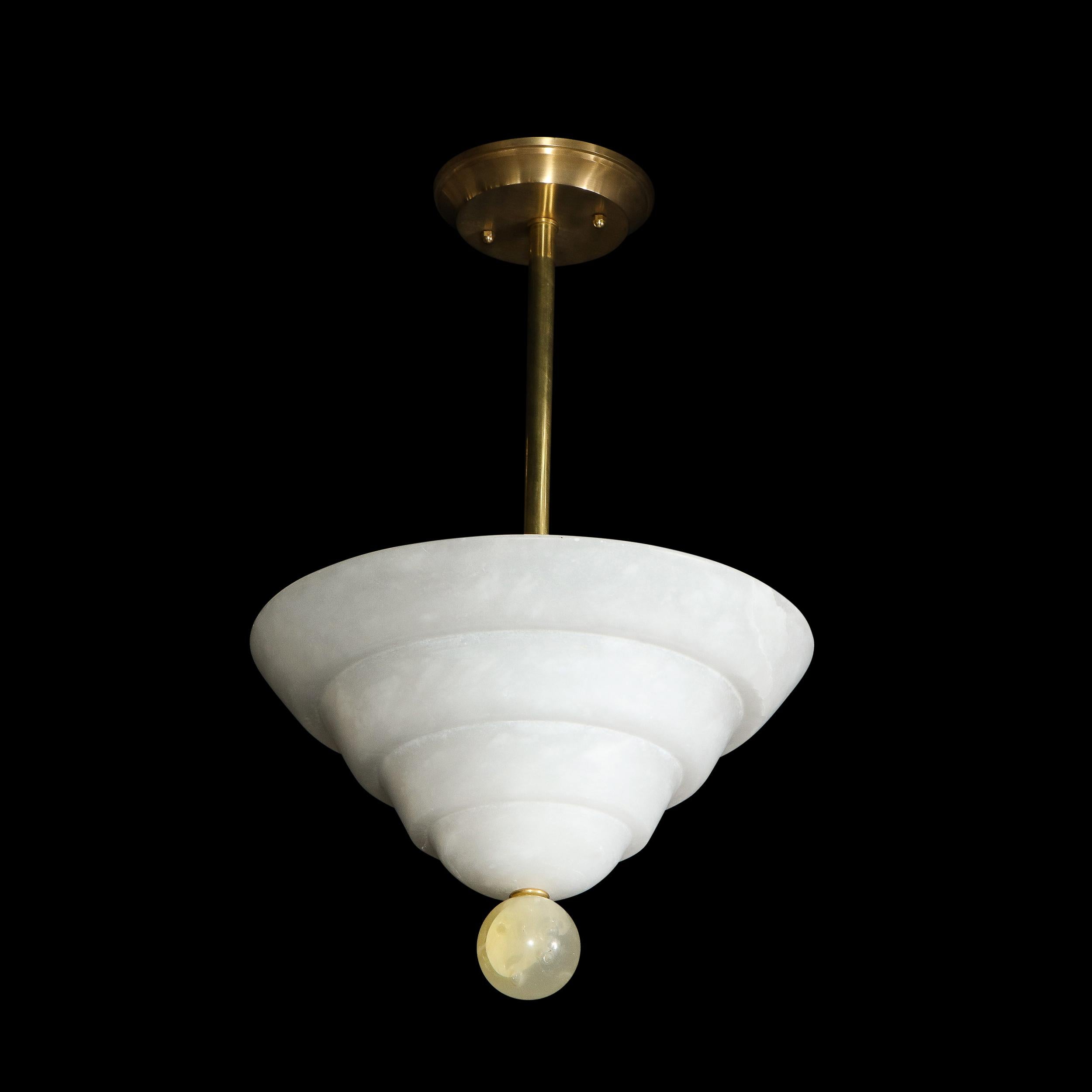 Moderno Lampadario modernista a più livelli in alabastro con terminale orbitale e raccordi in ottone