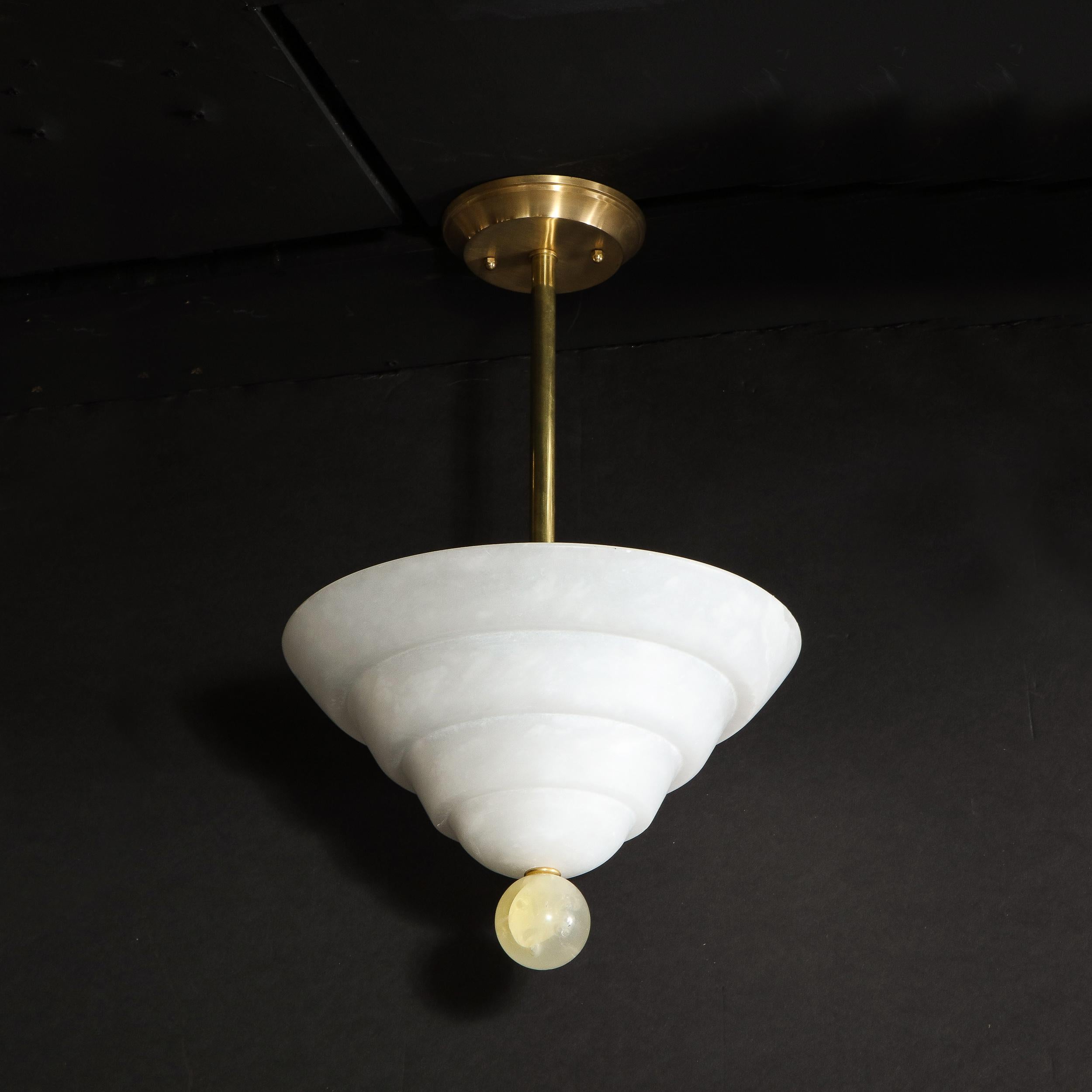 XX secolo Lampadario modernista a più livelli in alabastro con terminale orbitale e raccordi in ottone