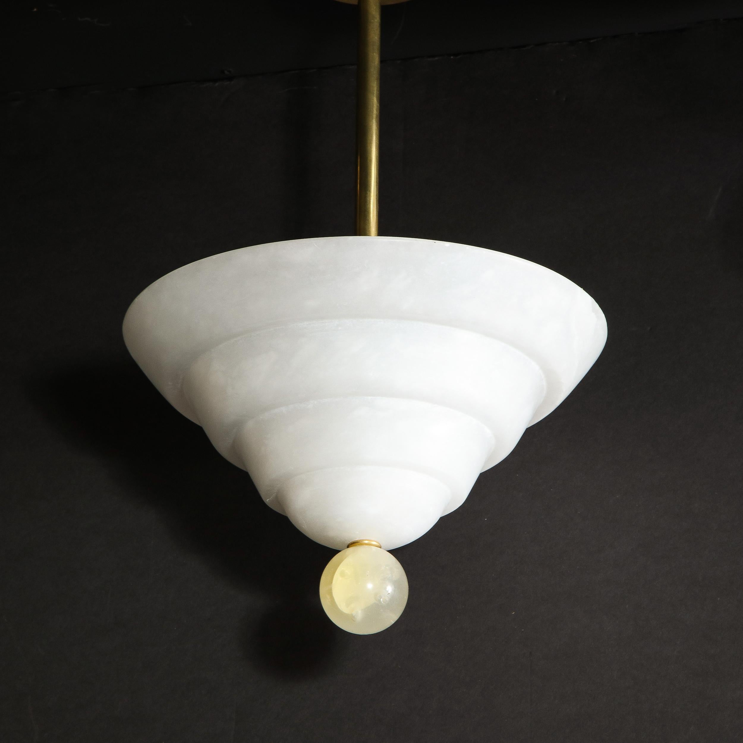 Ottone Lampadario modernista a più livelli in alabastro con terminale orbitale e raccordi in ottone