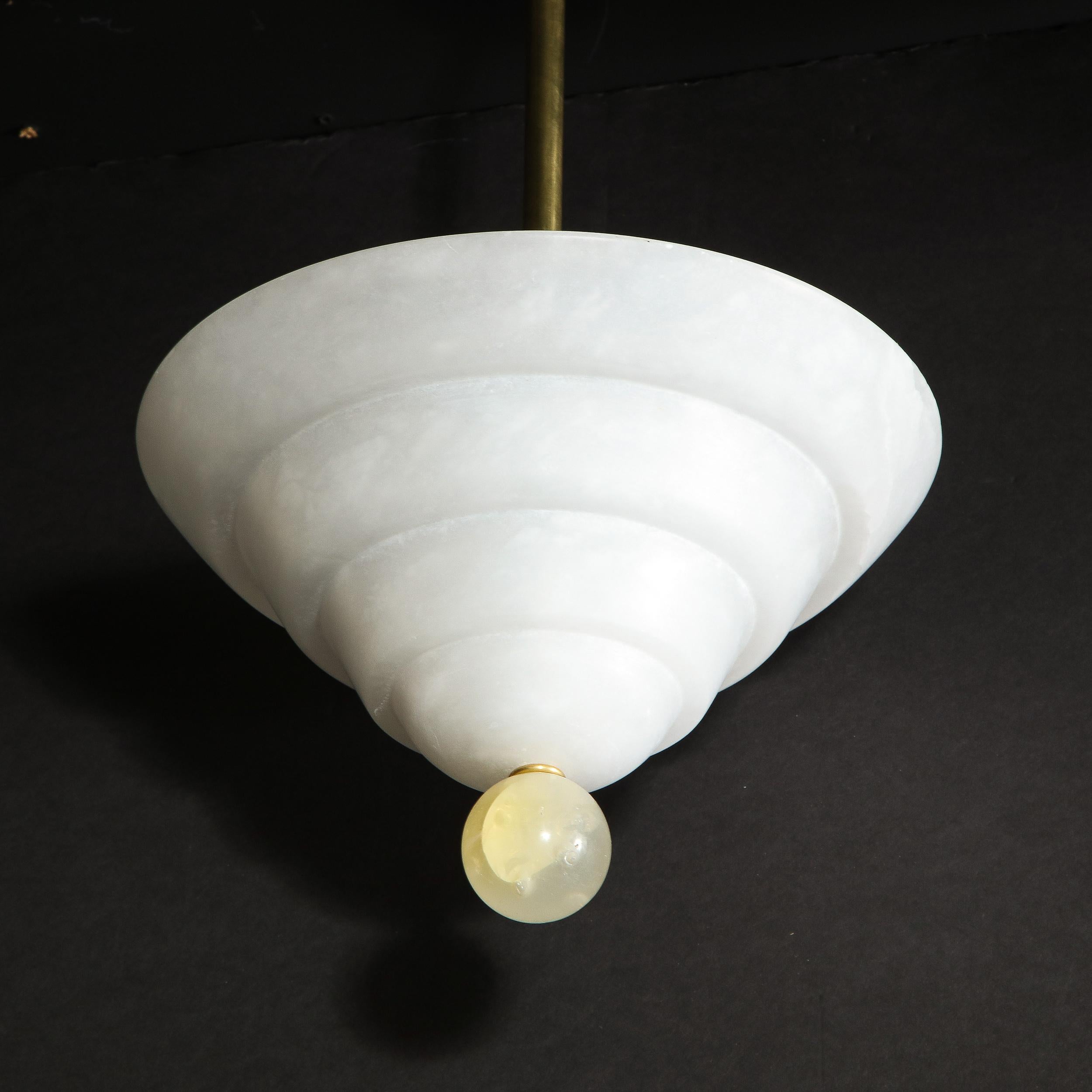 Lampadario modernista a più livelli in alabastro con terminale orbitale e raccordi in ottone 1